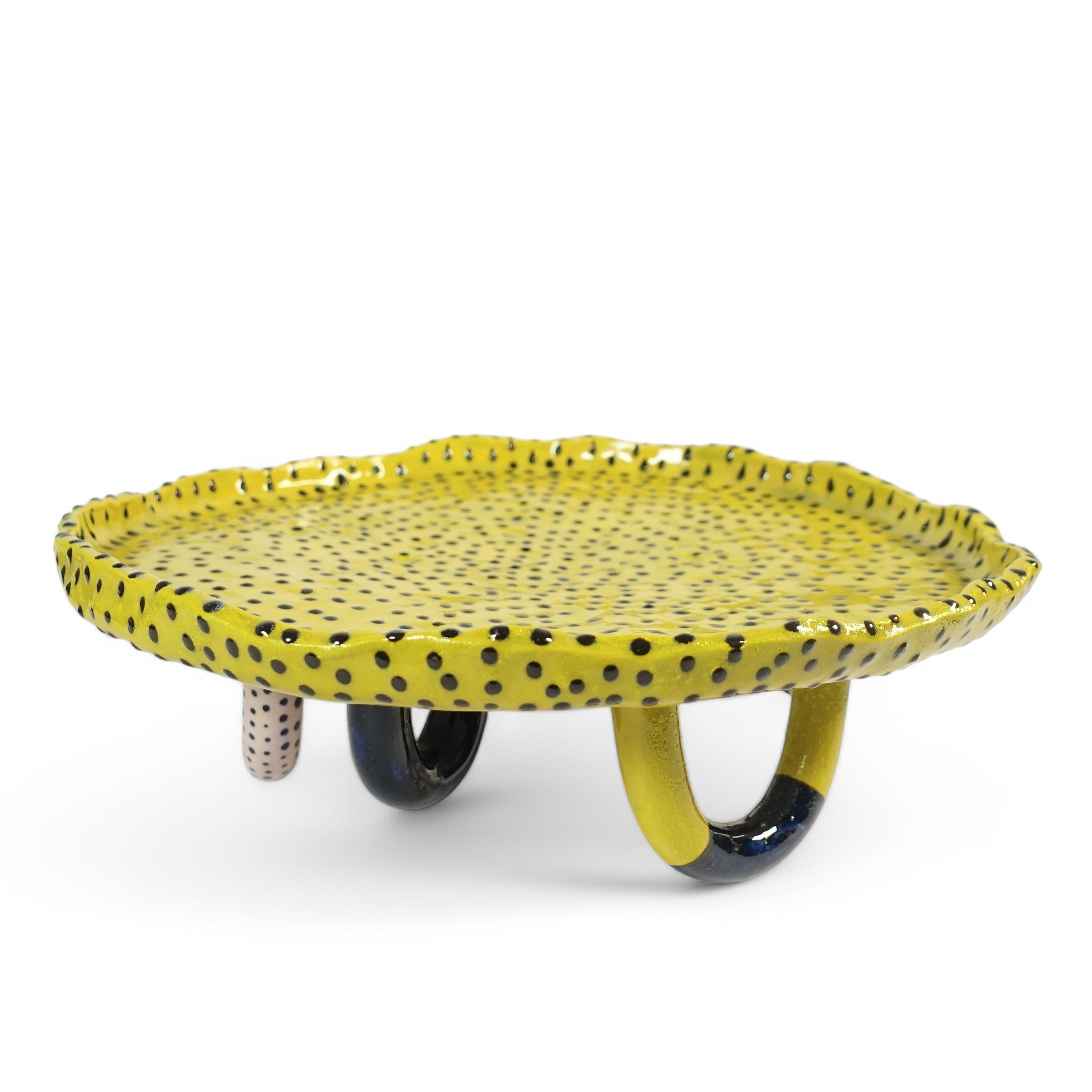 Kuchenplatte PUNTI Vorderansicht, handgefertigtes Keramikobjekt von Alice Del Ferraro