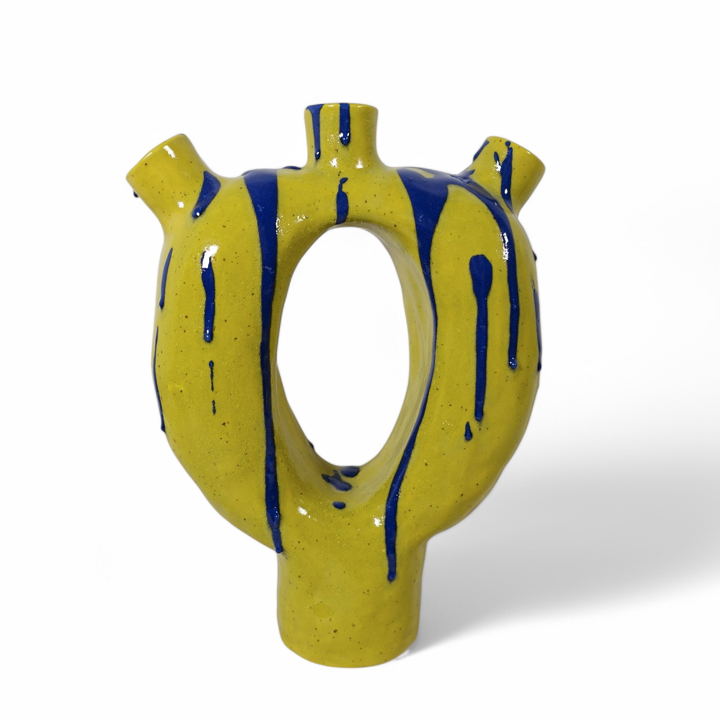 Vase SWEET ALIEN Vorderansicht, handgefertigtes Keramikobjekt von Alice Del Ferraro