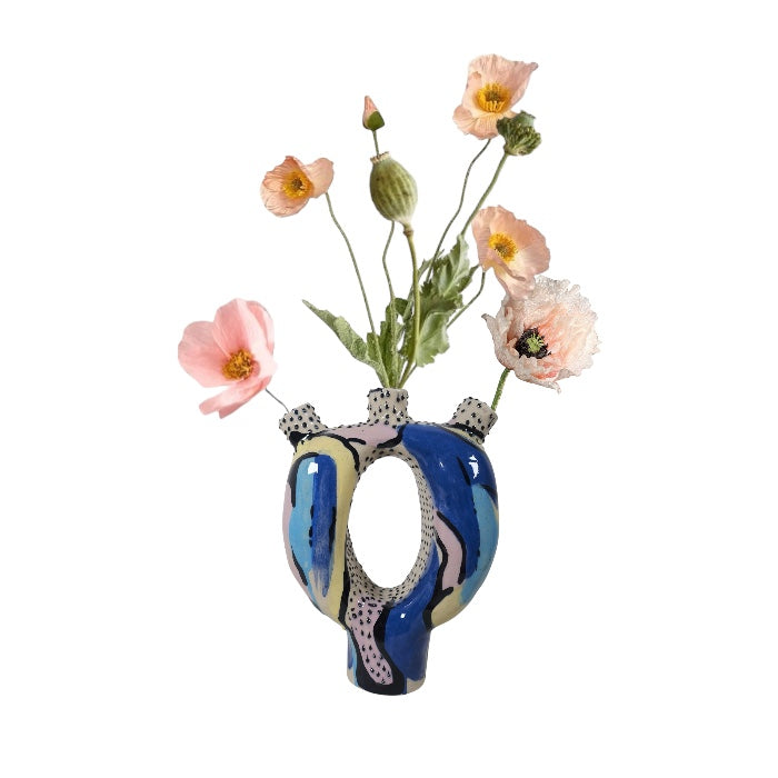 Vase DOTTED ALIEN Vorderansicht, handgefertigtes Keramikobjekt von Alice Del Ferraro