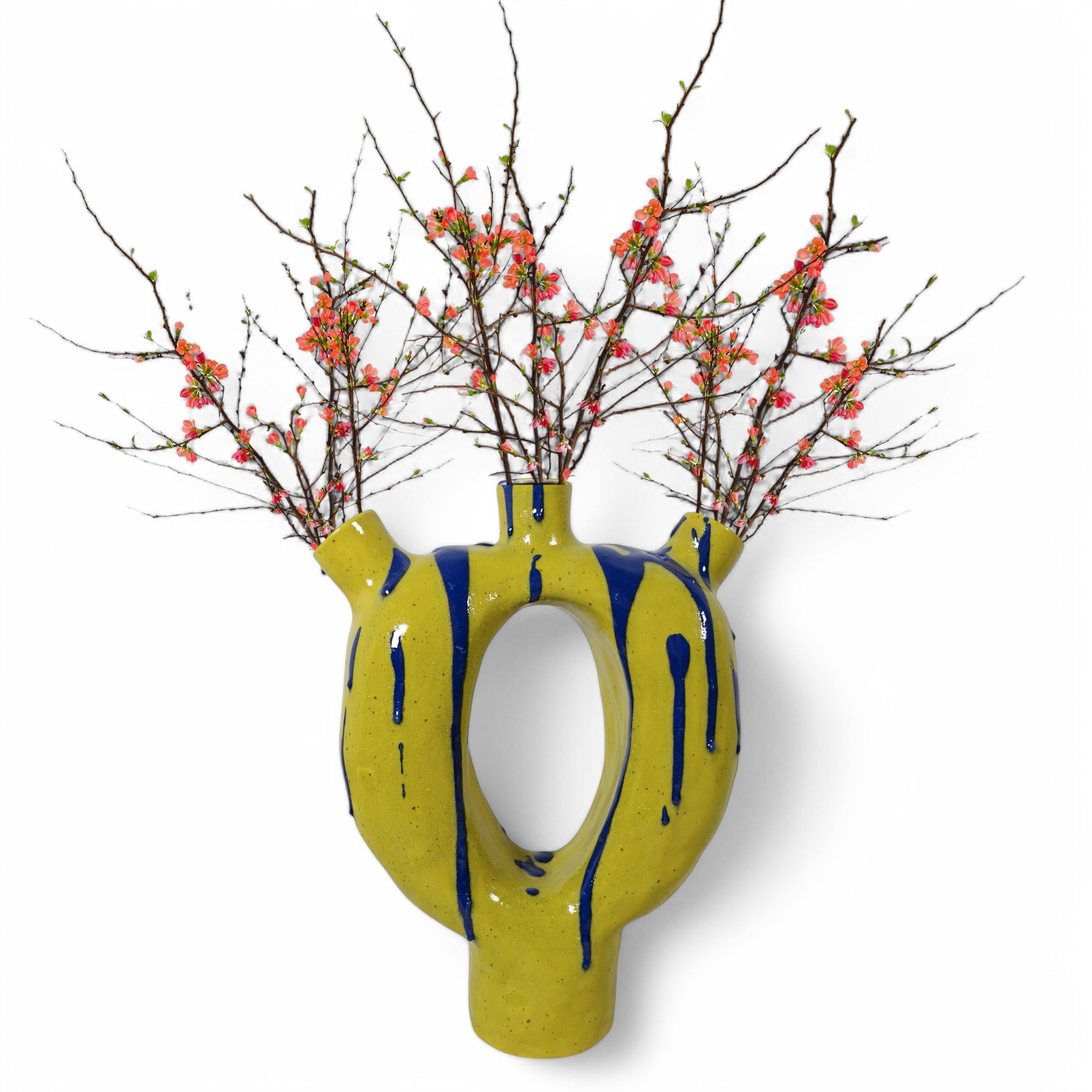 Vase SWEET ALIEN Vorderansicht, handgefertigtes Keramikobjekt von Alice Del Ferraro