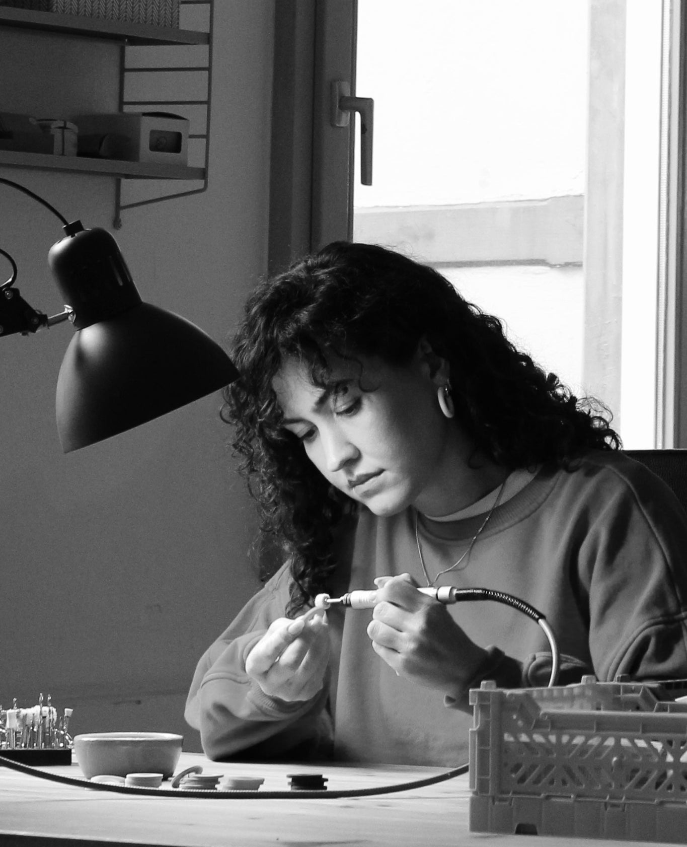 Schmuckdesignerin Alexandra Schütz arbeitet mit einem Dremel an der Politur eines Polymerton-Ohrrings in ihrem Atelier in Lörrach.