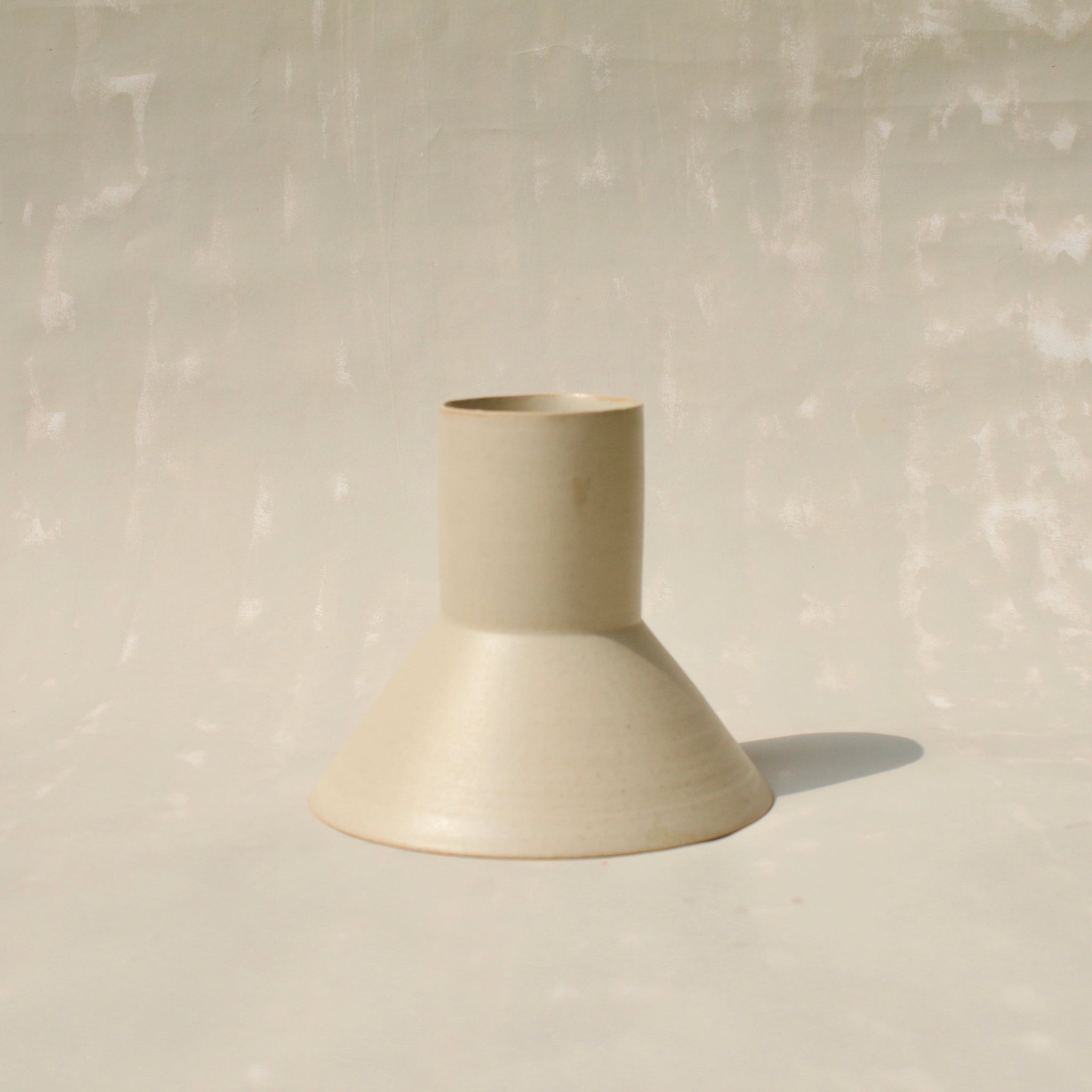 Der Becher TABLINO aus Keramik kann sowohl als kegelförmges Schälchen mit zylindrischem Sockel für Tee genutzt werden, oder gewendet als Espressobecher mit kegelförmigen Fuss.