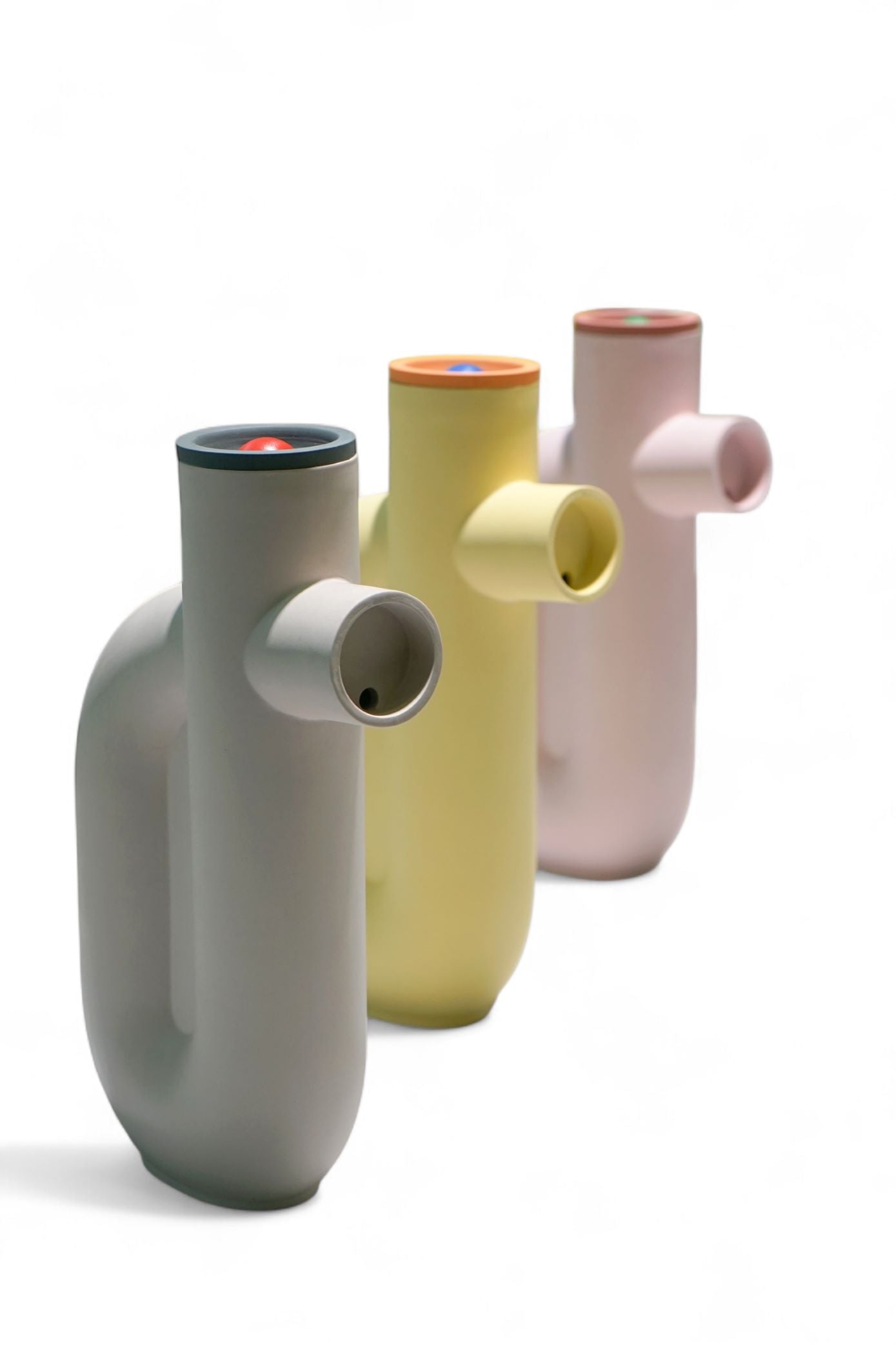 drei BiLLi-Karaffen in Verkehrsweiss, Gelb udn rosa stehen hintereinander aufgereiht