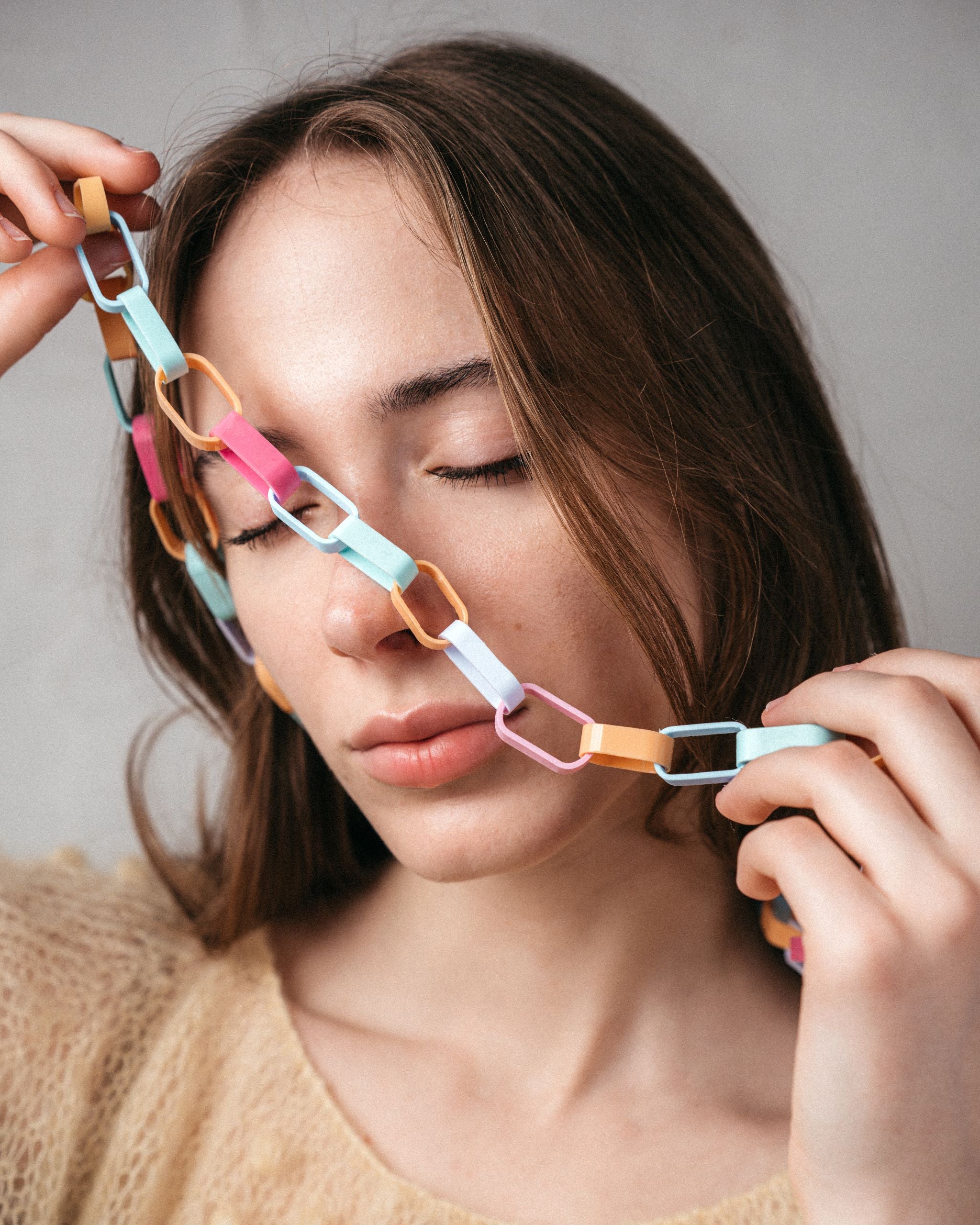 Ein Modell trägt einer der bunten Ketten aus recycletend Markern der Schmuckdesignerin Carla Movia