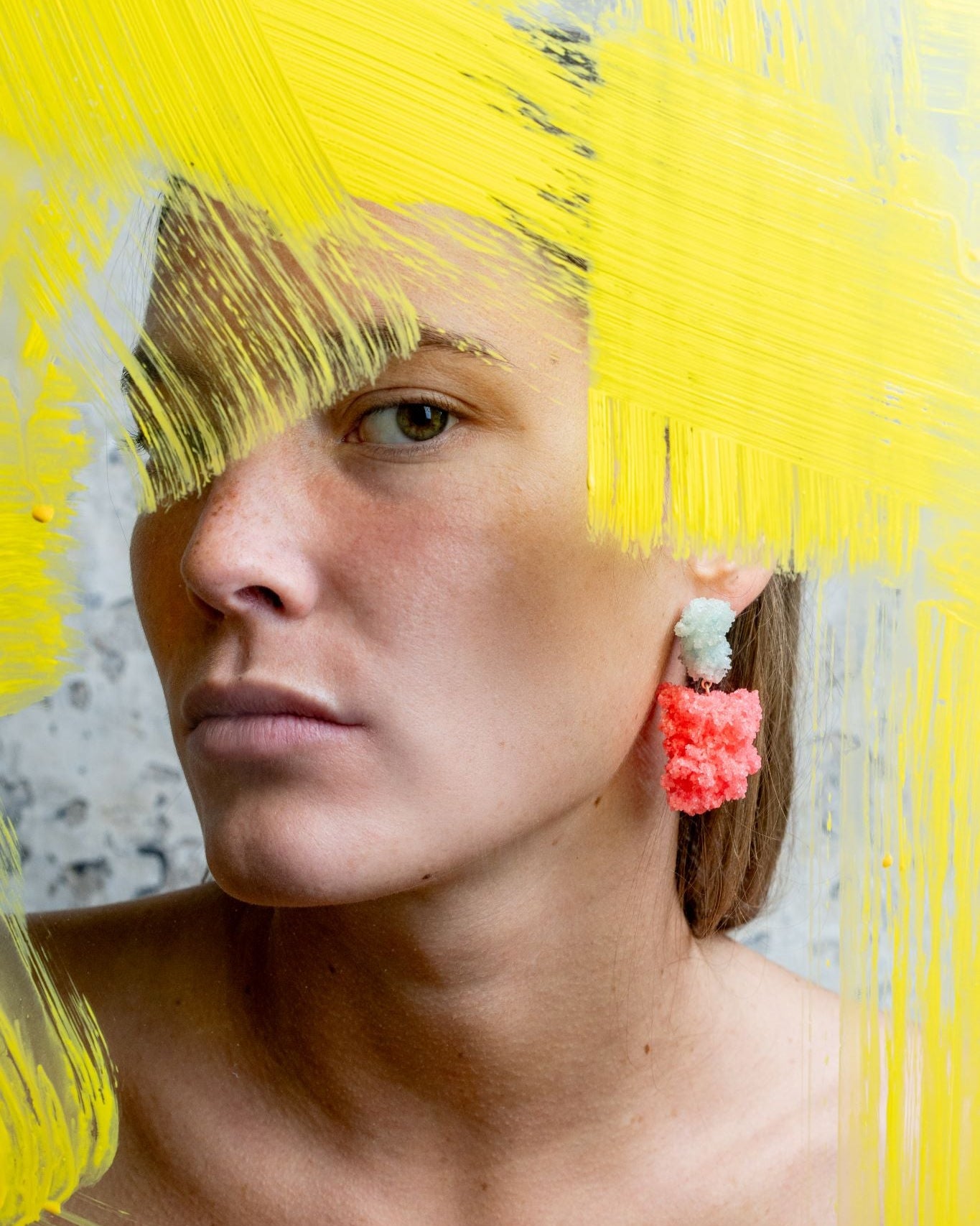 Ein paar Ohrringe aus Zucker und Harz der Künstlerin Carla Movia das obere kleinere Teil ist blass Mintgrün, das untere grosse Teil ist Sorbetrot