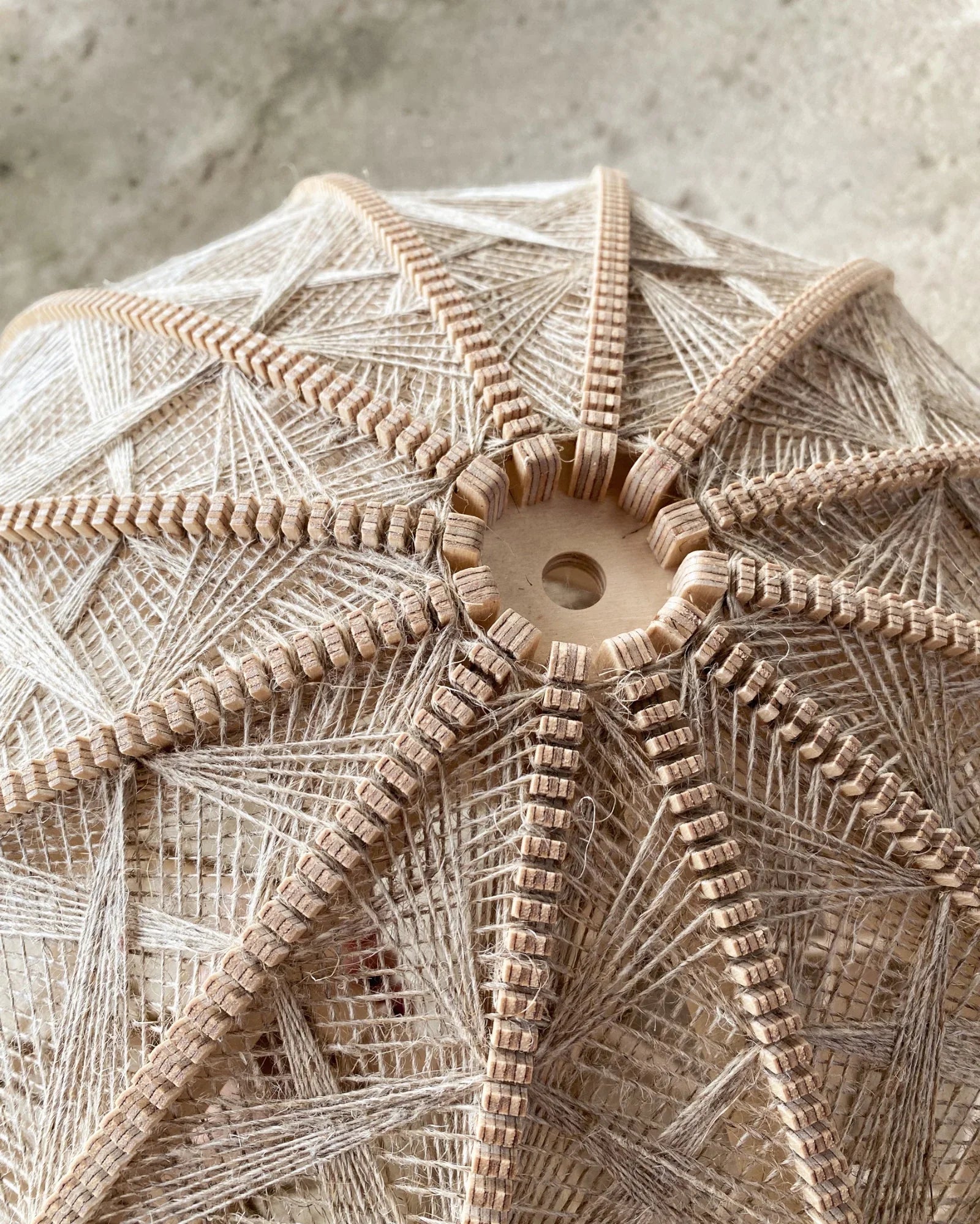 Detailaufnahme des Webmusters aus beigem Leinengarn eines Lampenschirms