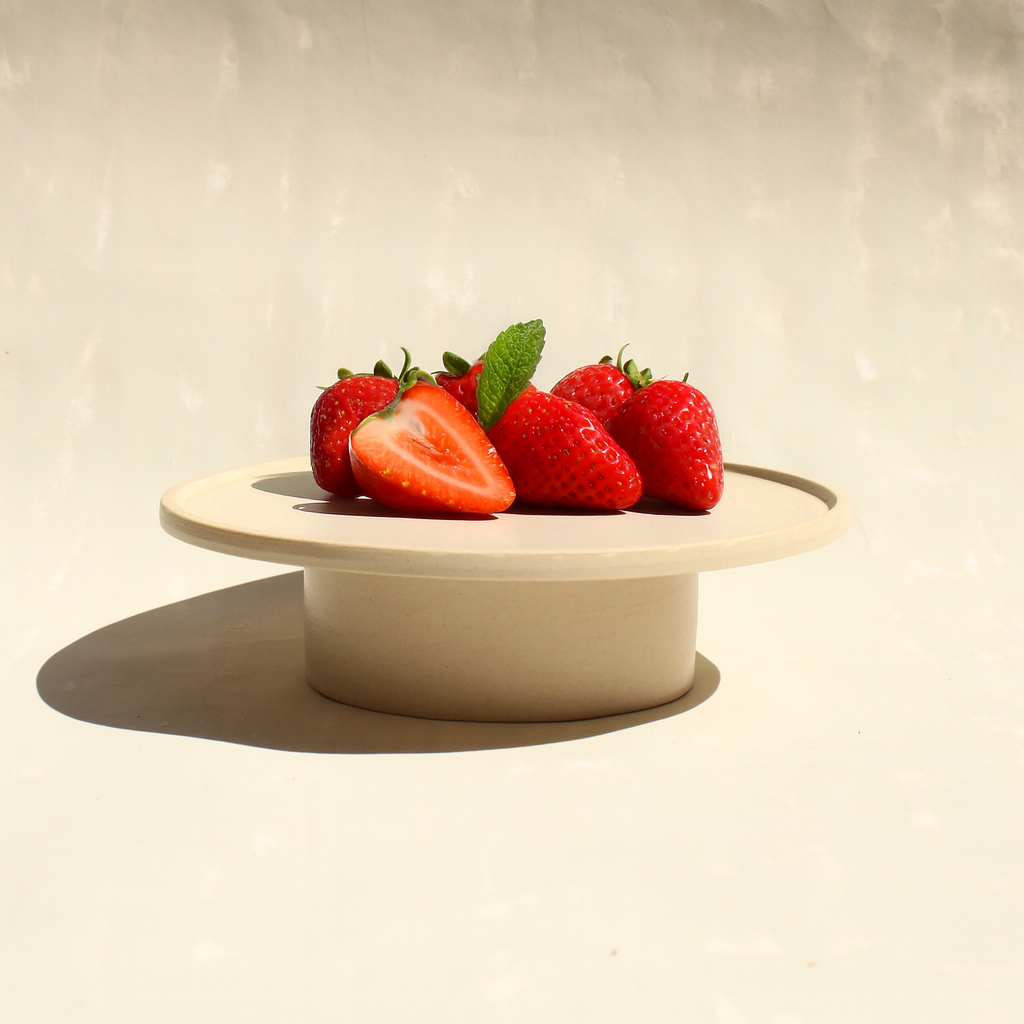 Der Kuchenteller/die Schale ROSA MORADA besteht aus einem zylindrischen Körper auf einer flachen Platte. Jenachdem, wierum man den Teller nutzt, ist er idel für Kuchen und Antipasti oder für eine kleine Vorspeisesuppe oder eine Panna Cotta.