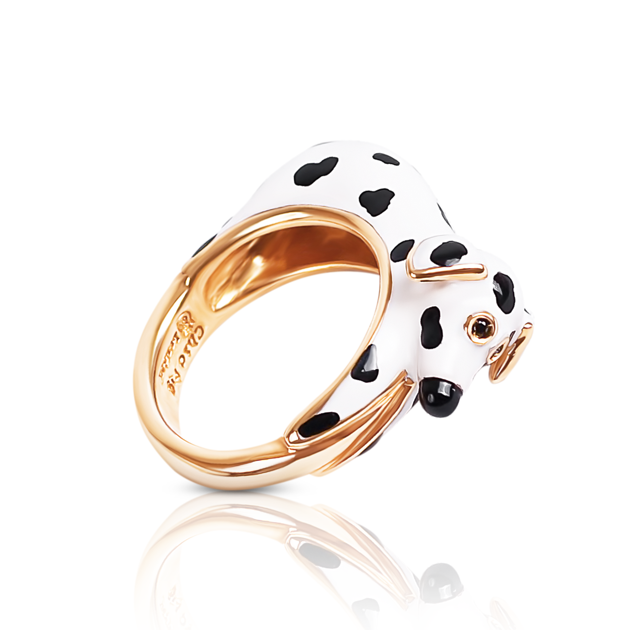 Ein Fingerring der italienischen Schmuckdesignerin Chiara Bello in Form eines Dalmatiners mit schwarzen Steinchen als Augen und goldenen Konturen.