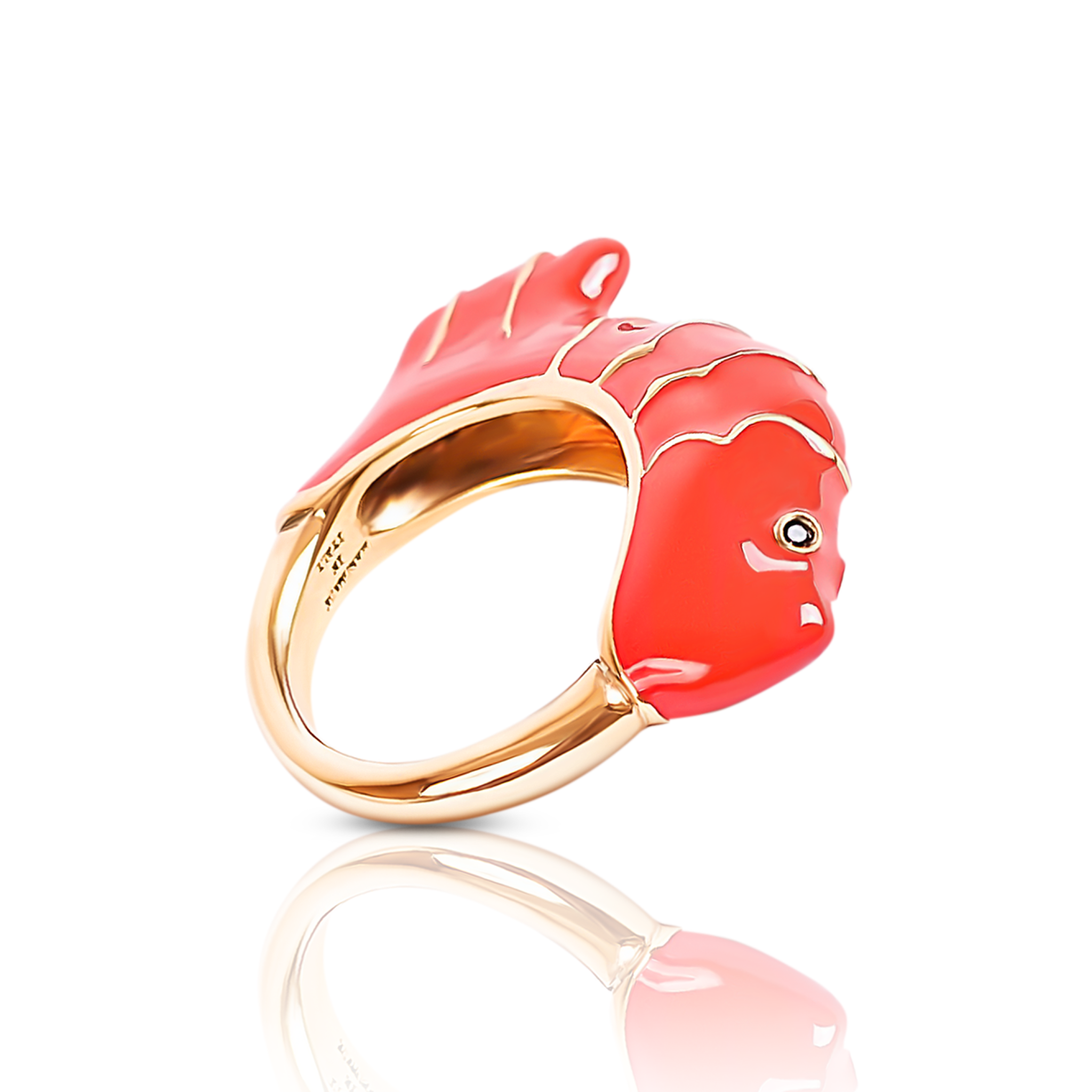 Ein Fingerring der italienischen Schmuckdesignerin Chiara Bello in Form eines roten Fischs mit goldenen Konturen und schwarzen Steinchen als Augen.