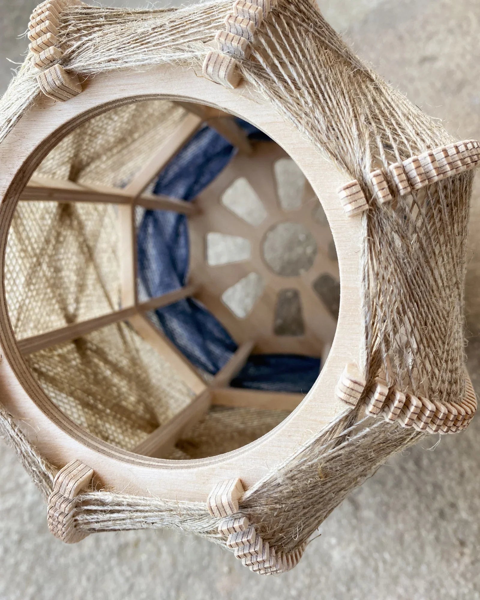 Detailaufnahme ins Innere des gewebtem Lampenschirms aus Birkenholz und Leinengarn in Beige und Anthrazit