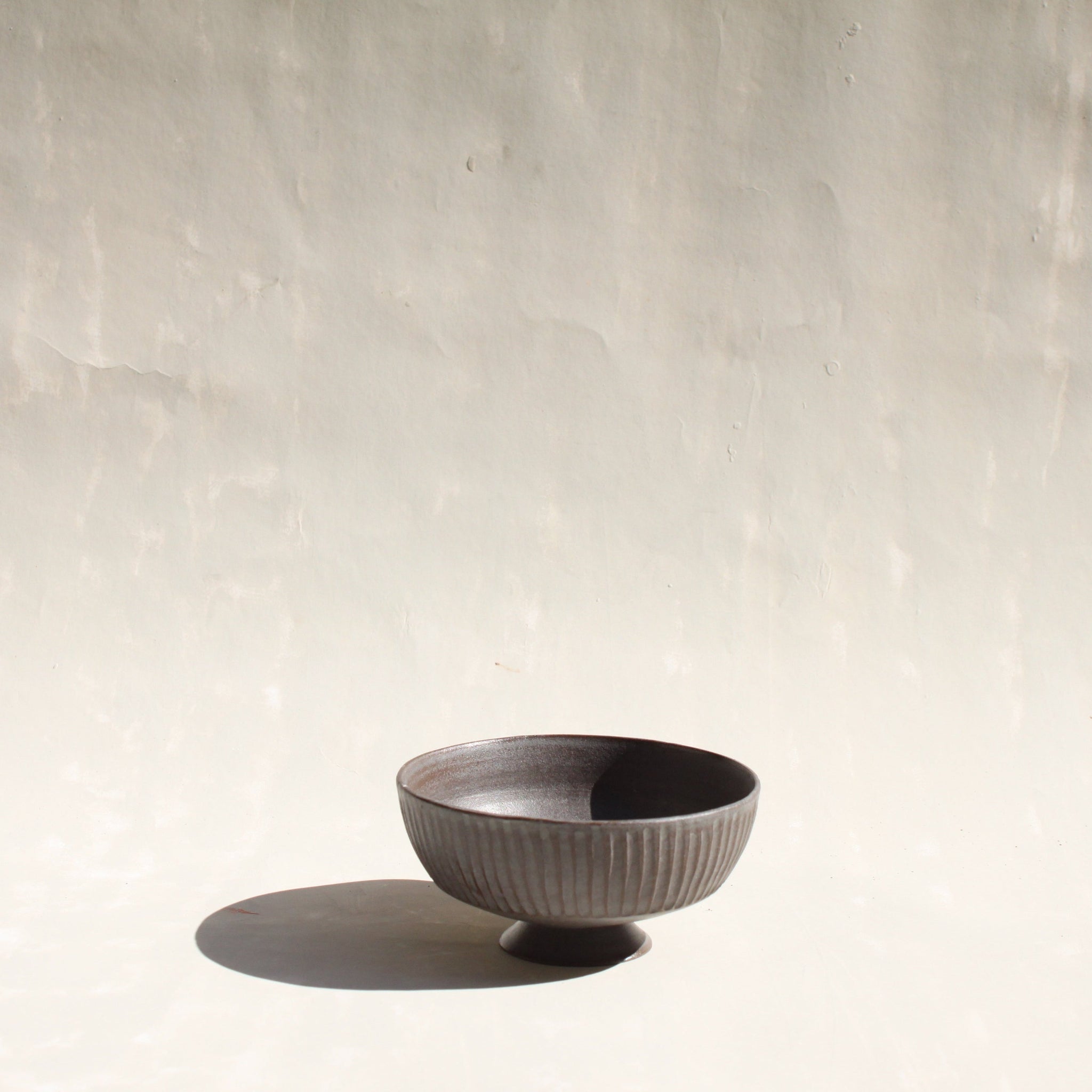 Das abnehmbare Schälchen der Karaffe AIRONE aus Keramik, das Schölchen dienst auch als Fuss der Karaffe.