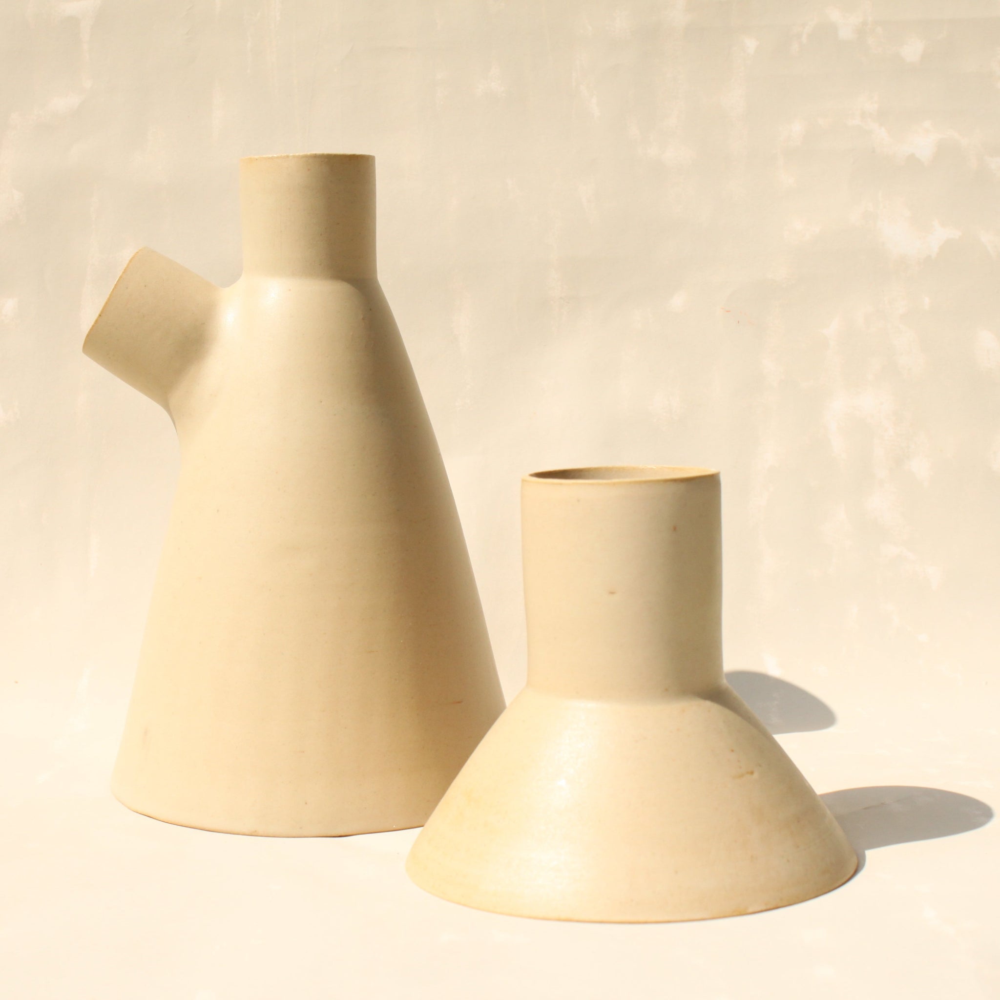 Die Karaffe Tablino der genueser Künstlerin Martina Geroni mit einem abnehmbare Deckel, der zugleich eine Tasse ist.