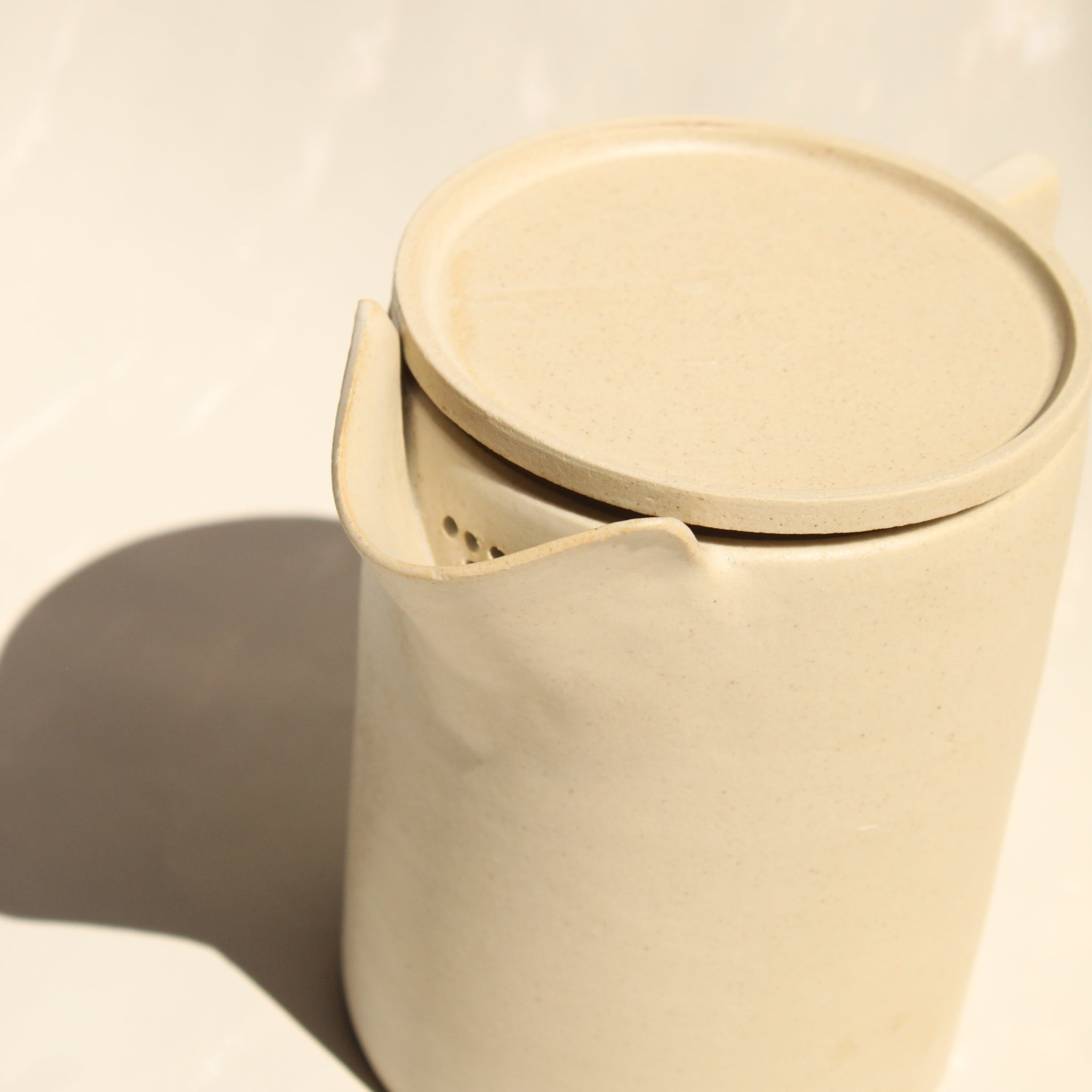 Eine Teekanne aus Keramik mit Deckel der genueser Künstlerin Martina Geroni