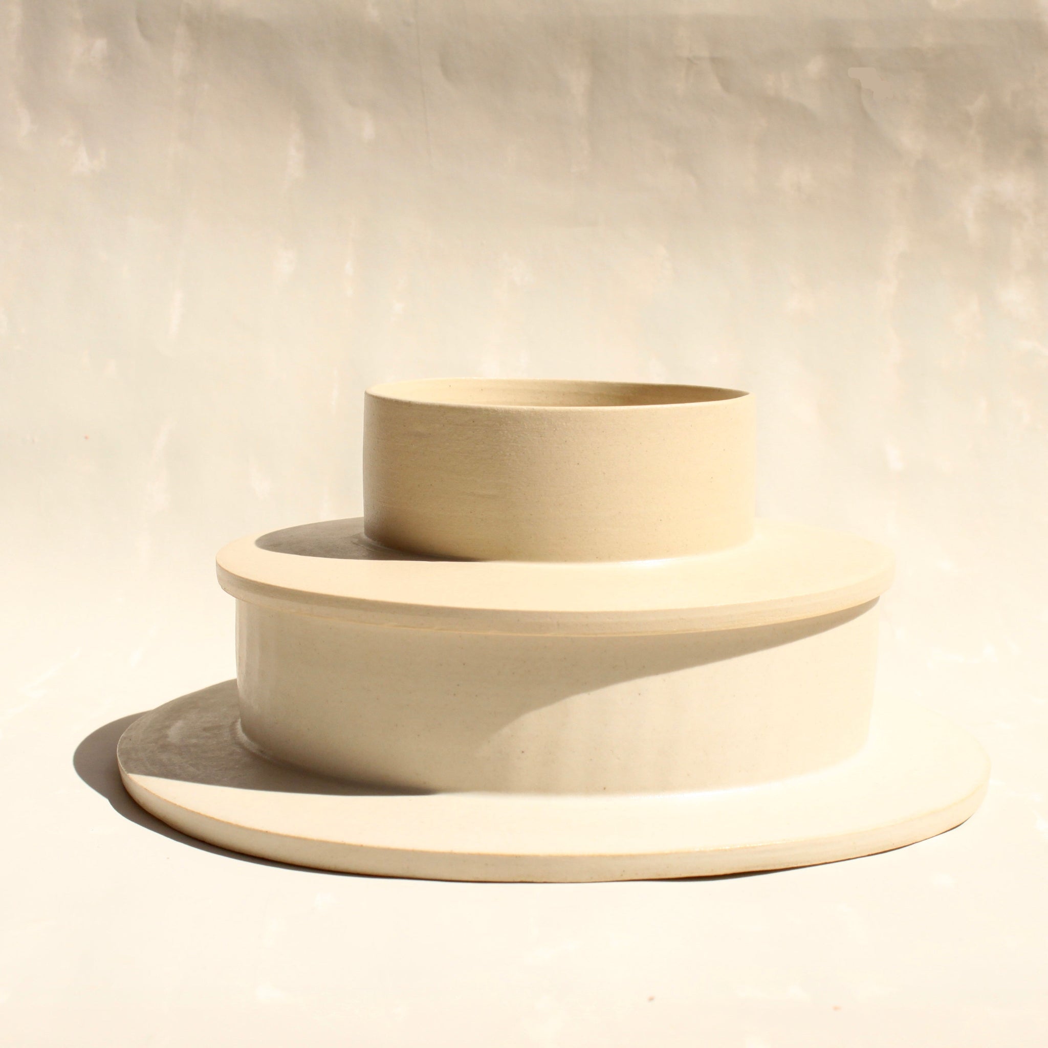 Der Suppenteller/tiefe Teller ROSA MORADA besteht aus einem zylindrischen Körper auf einer flachen Platte. Jenachdem, wierum man den Teller nutzt, ist er somit ein tiefer Pastateller, Suppenschlale oder Kuchenplatte in einem.