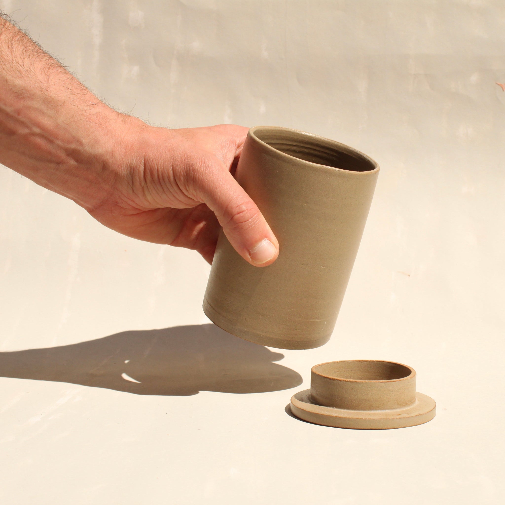 Ein Keramikbecher mit Deckel der genueser Künstlerin Martina Geroni