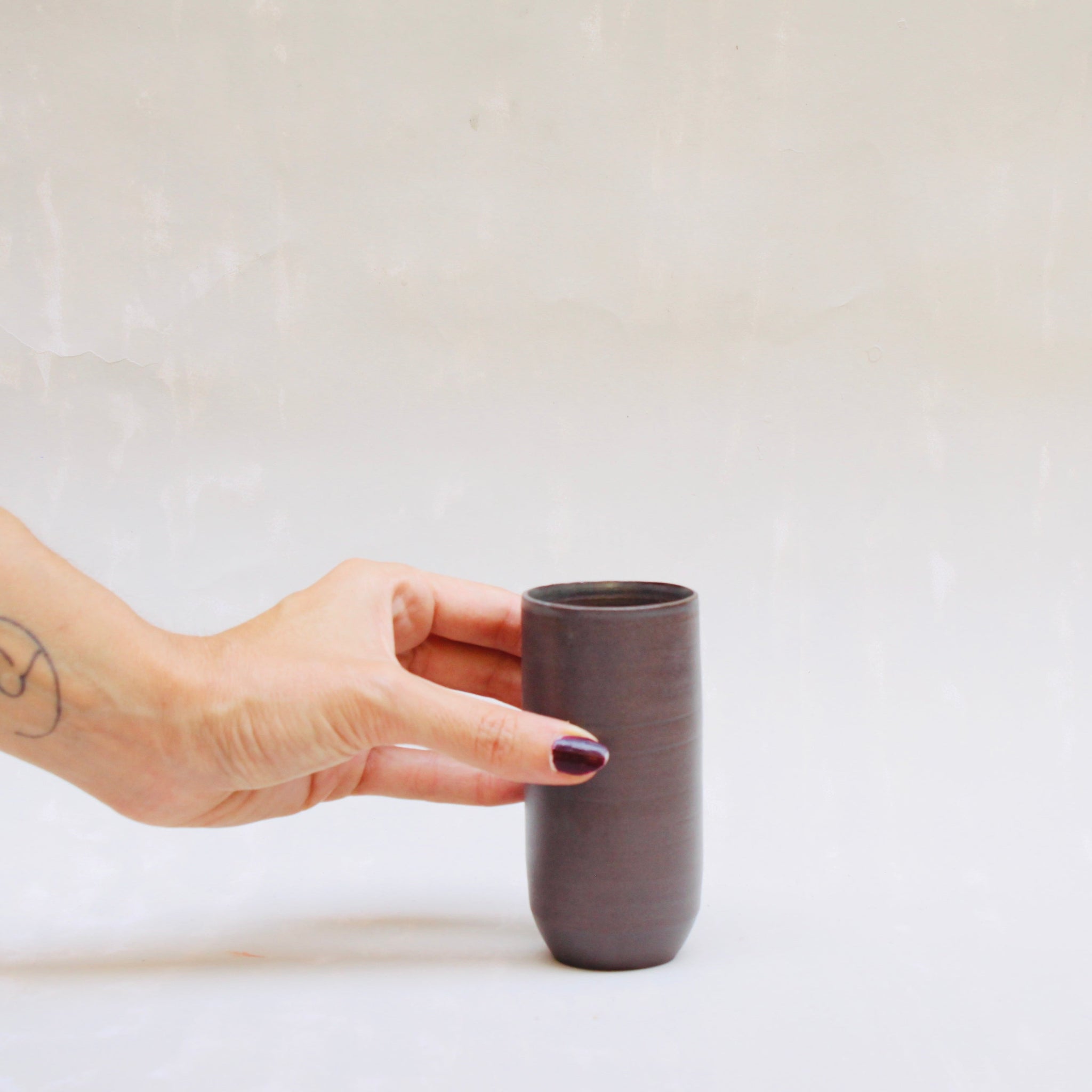 ein schlanker Keramikbecher der zum set AIRONE gehört