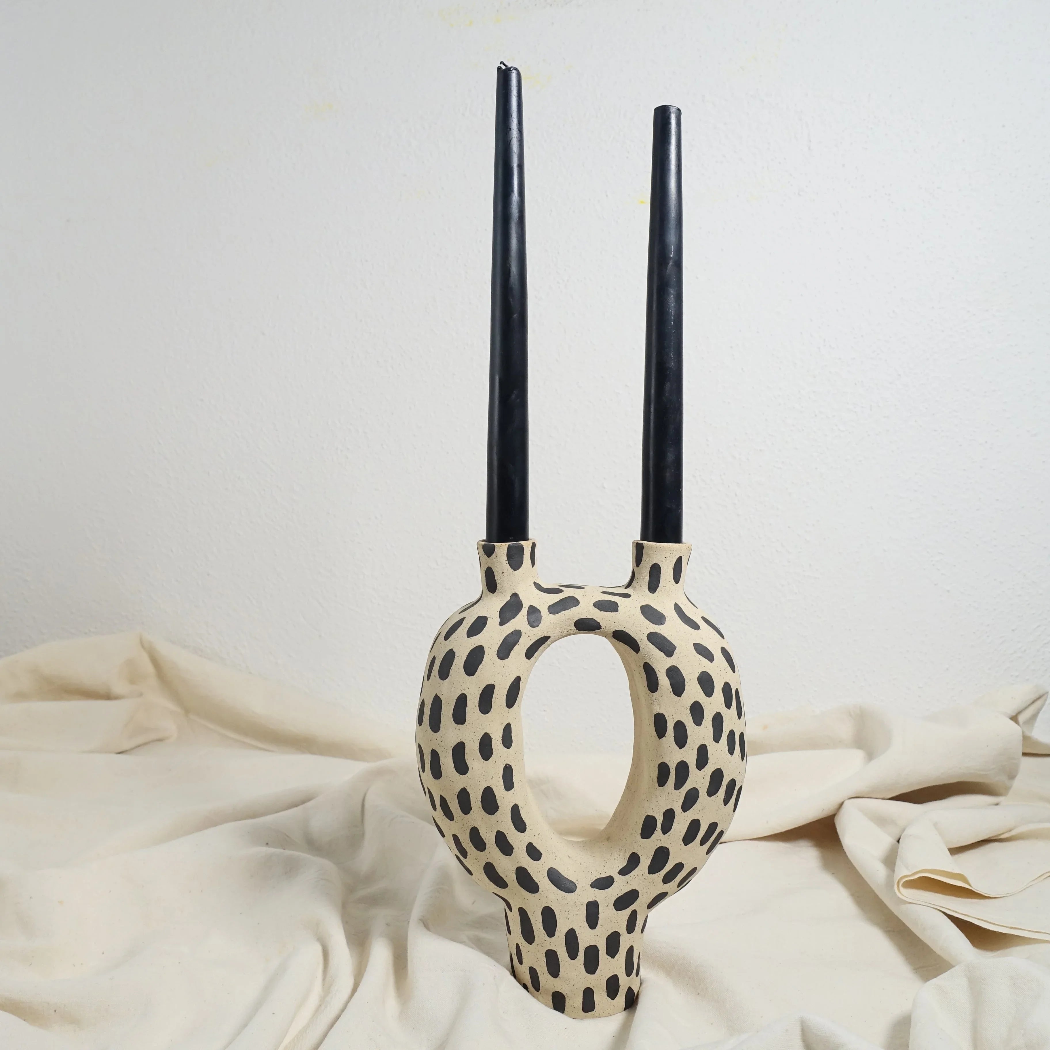 Kerzenhalter BLACK BRUSHSTROKE Vorderansicht, handgefertigtes Keramikobjekt von Alice Del Ferraro