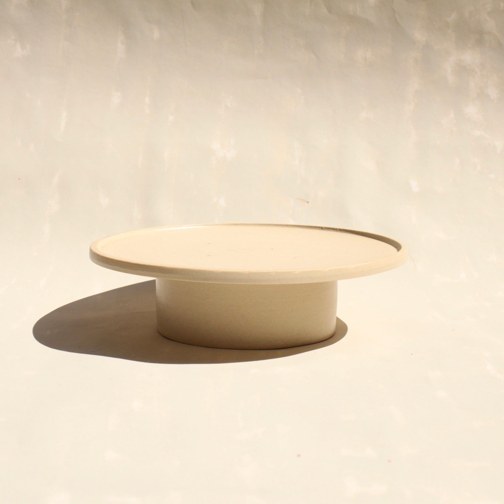 Der Kuchenteller/die Schale ROSA MORADA besteht aus einem zylindrischen Körper auf einer flachen Platte. Jenachdem, wierum man den Teller nutzt, ist er idel für Kuchen und Antipasti oder für eine kleine Vorspeisesuppe oder eine Panna Cotta.