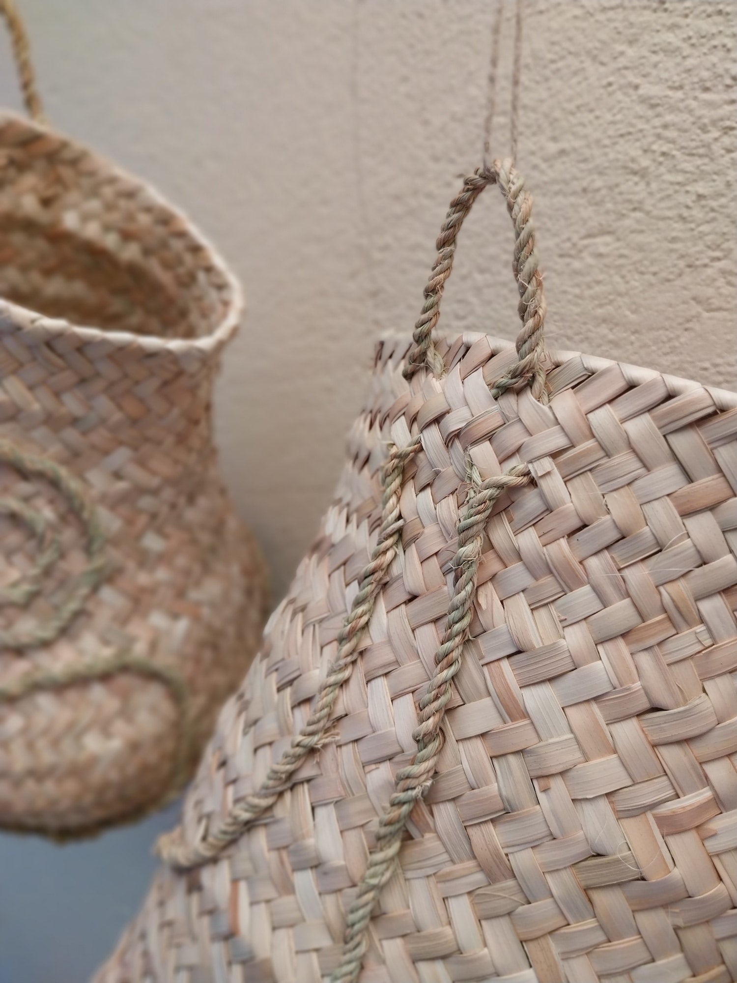 Rückseite der CARRIERS Wandobjekte von Ysaline Ophoff: handgeflochtenes Palmblatt mit eingenähten Esparto-Kordeln, die als integrierte Aufhängung dienen.