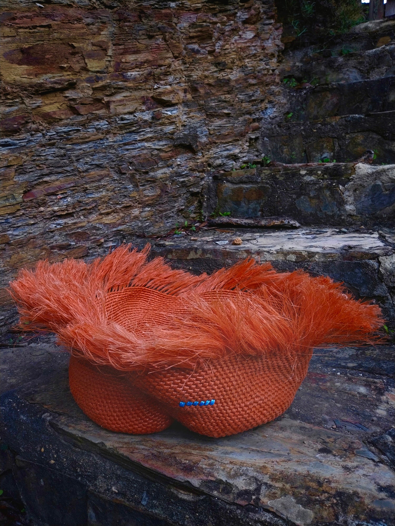 Korb TUCUMÃ VIII - Seitenansicht - handgefertigtes Objekt von Ysaline Ophoff (atelier balancê)