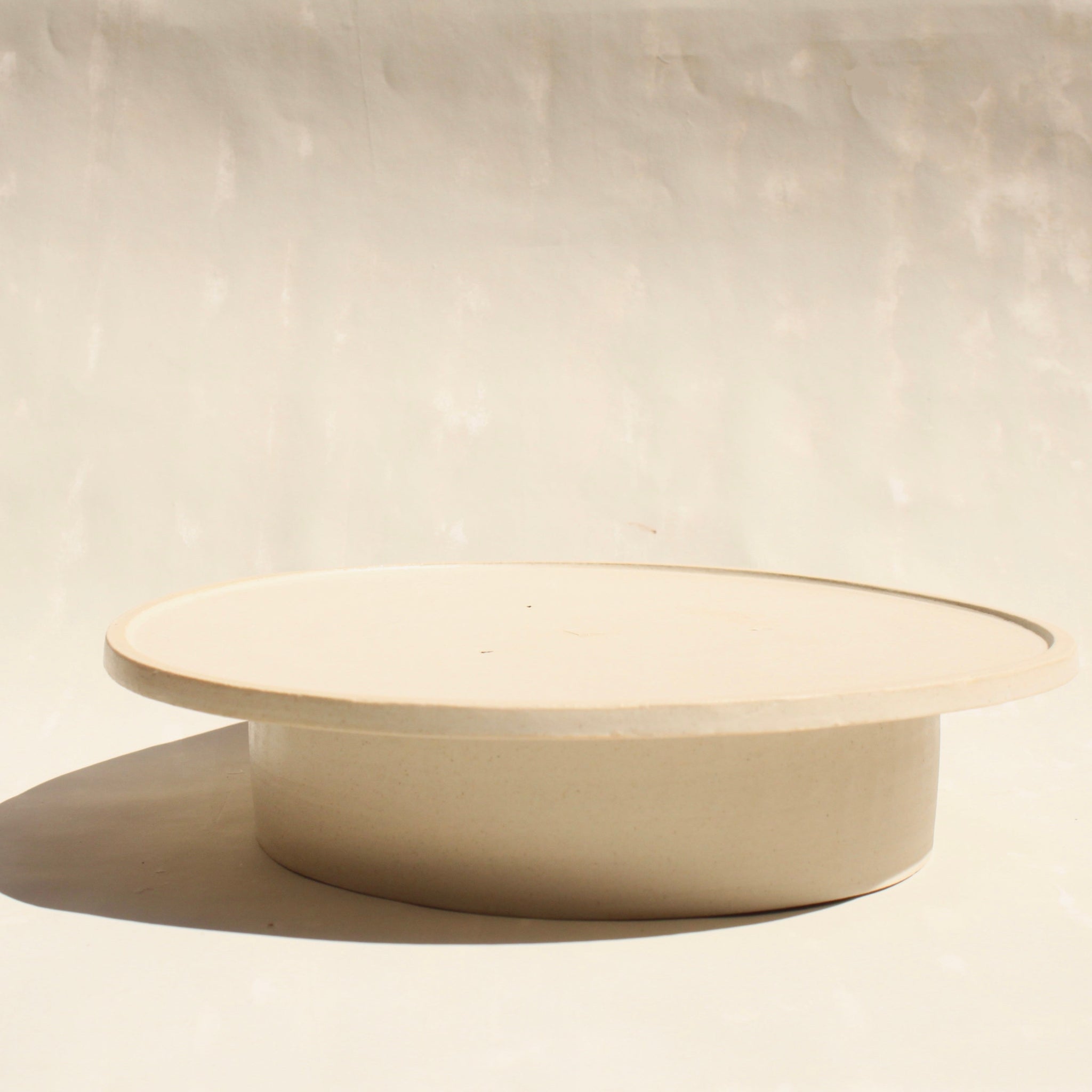 Der Suppenteller/tiefe Teller ROSA MORADA besteht aus einem zylindrischen Körper auf einer flachen Platte. Jenachdem, wierum man den Teller nutzt, ist er somit ein tiefer Pastateller, Suppenschlale oder Kuchenplatte in einem.