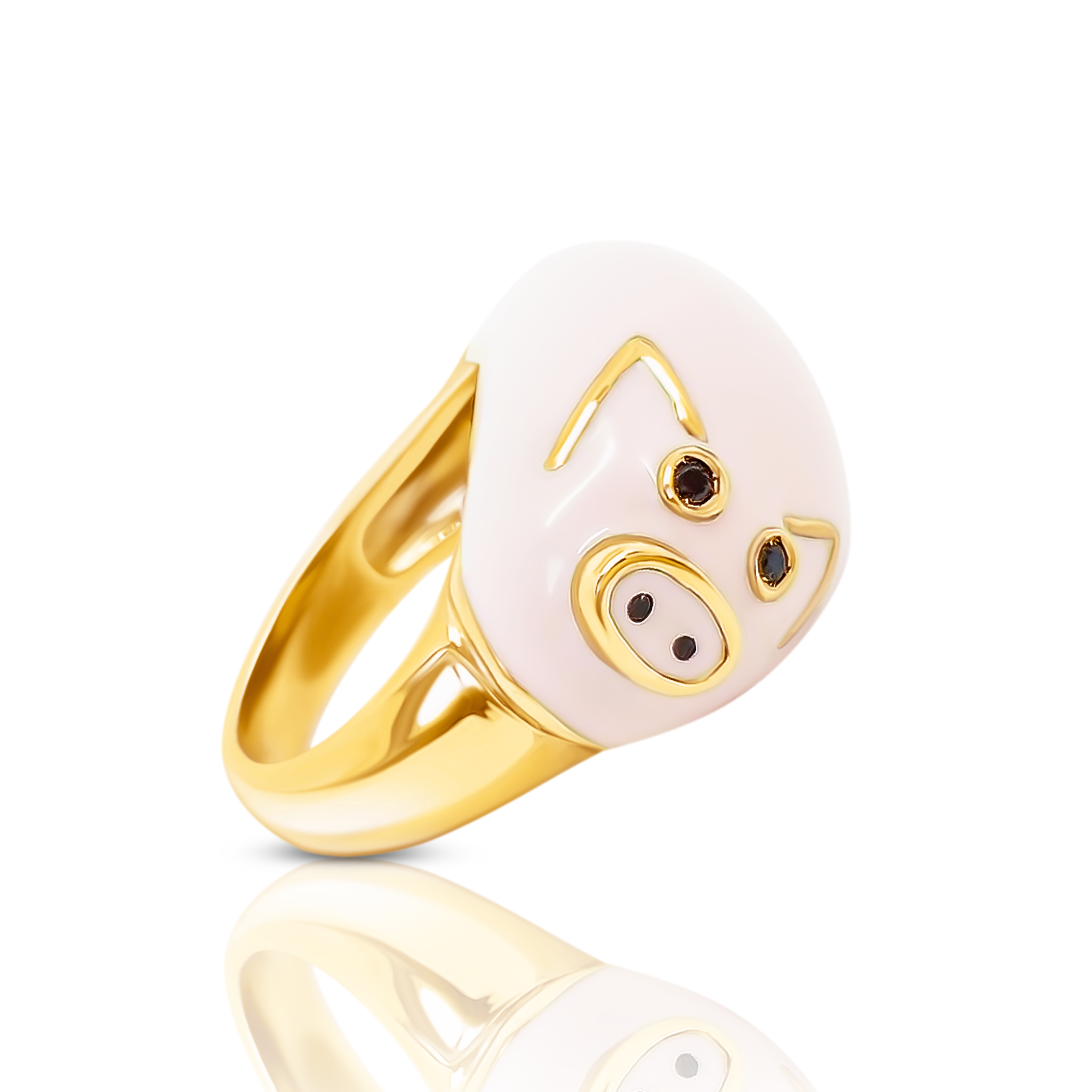 Ein Fingerring der italienischen Schmuckdesignerin Chiara Bello in Form eines rosa Schweinchens mit goldenen Ohren und schwarzen Steinchen als Augen.