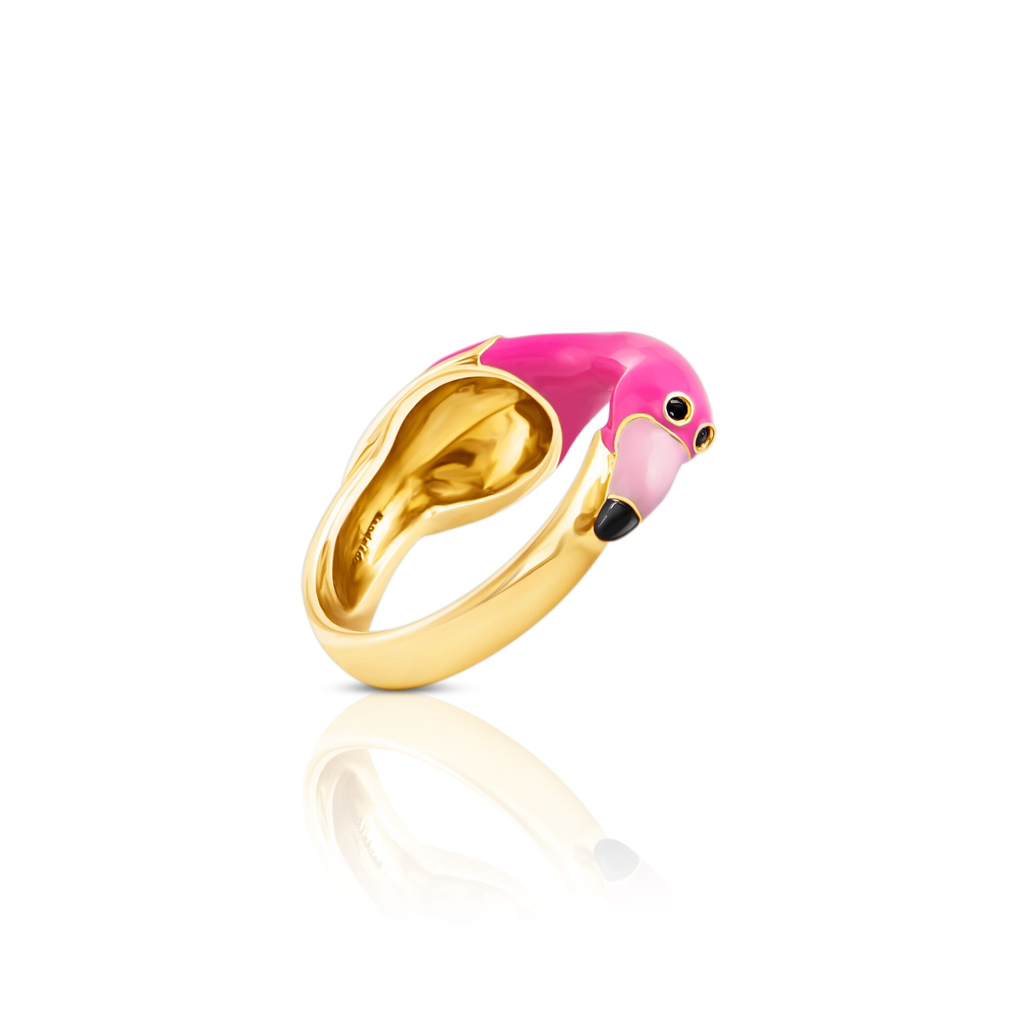 Ein Fingerring der italienischen Schmuckdesignerin Chiara Bello in Form eines pinken Flamingos mir rosa Schnabel, goldenen Konturen und schwarzen Steinchen als Augen.