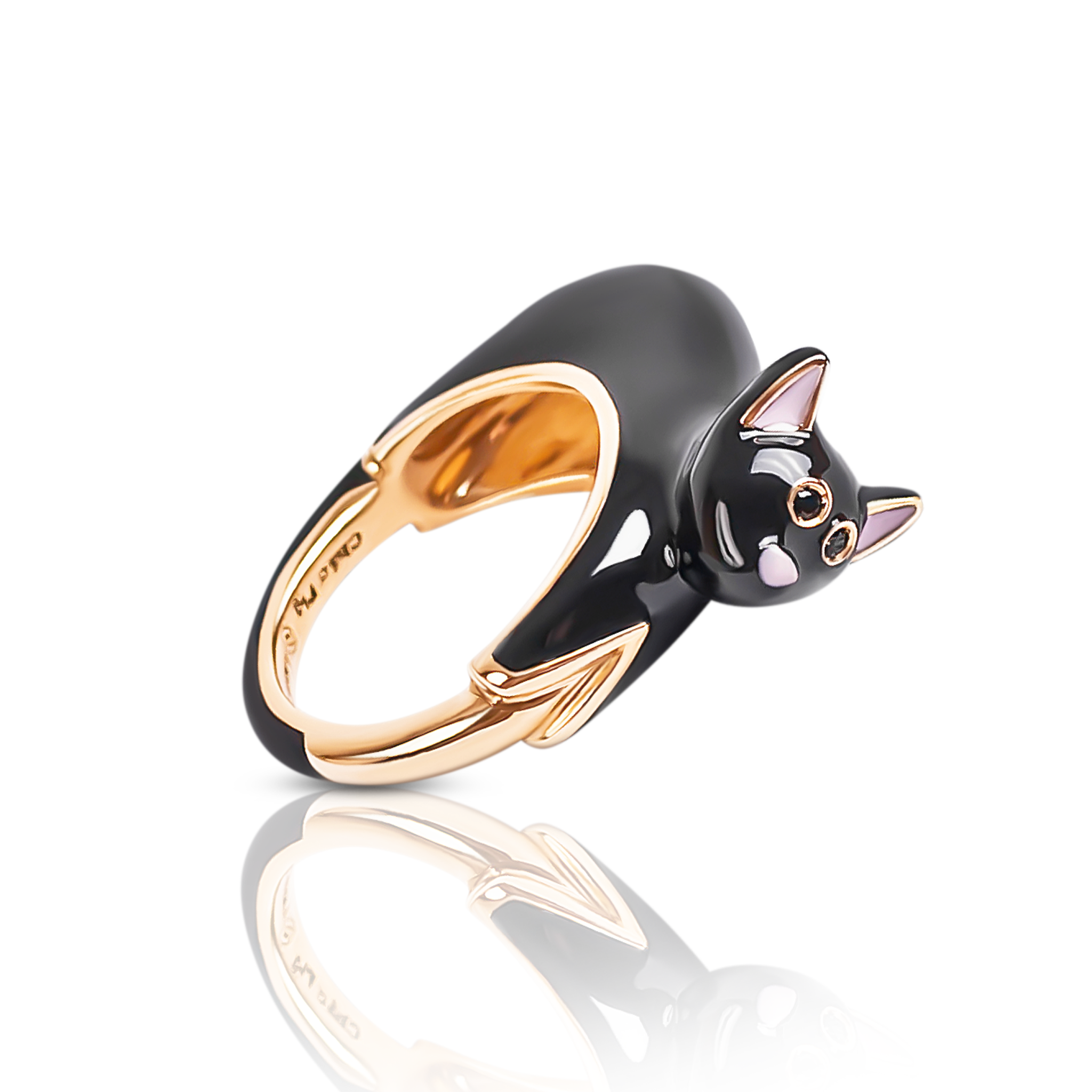 Ein Fingerring der italienischen Schmuckdesignerin Chiara Bello in Form einer schwarzen Katze mit rose Ohren und Schnauze, goldenen Konturen und schwarzen Steinchen als Augen.