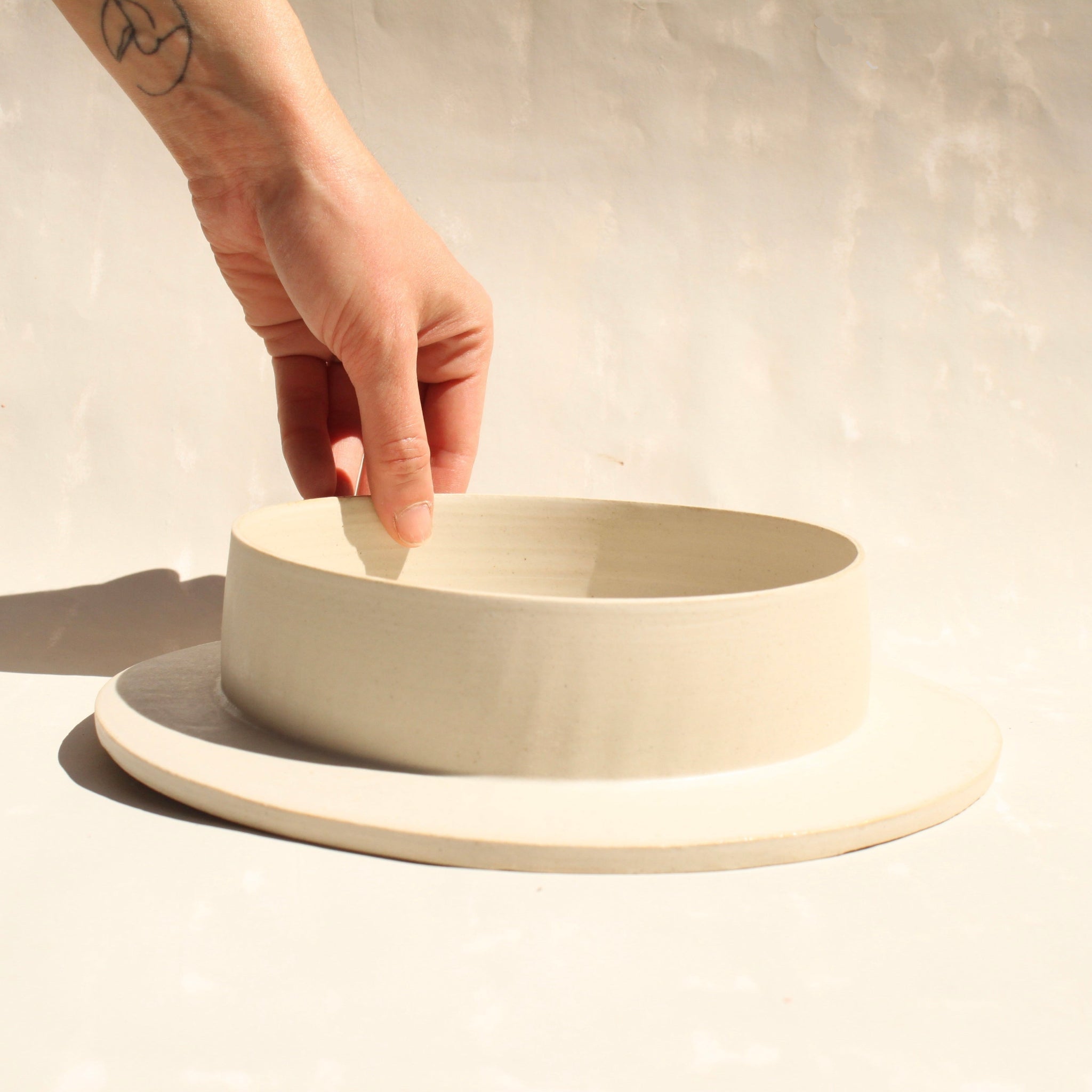 Der Suppenteller/tiefe Teller ROSA MORADA besteht aus einem zylindrischen Körper auf einer flachen Platte. Jenachdem, wierum man den Teller nutzt, ist er somit ein tiefer Pastateller, Suppenschlale oder Kuchenplatte in einem.