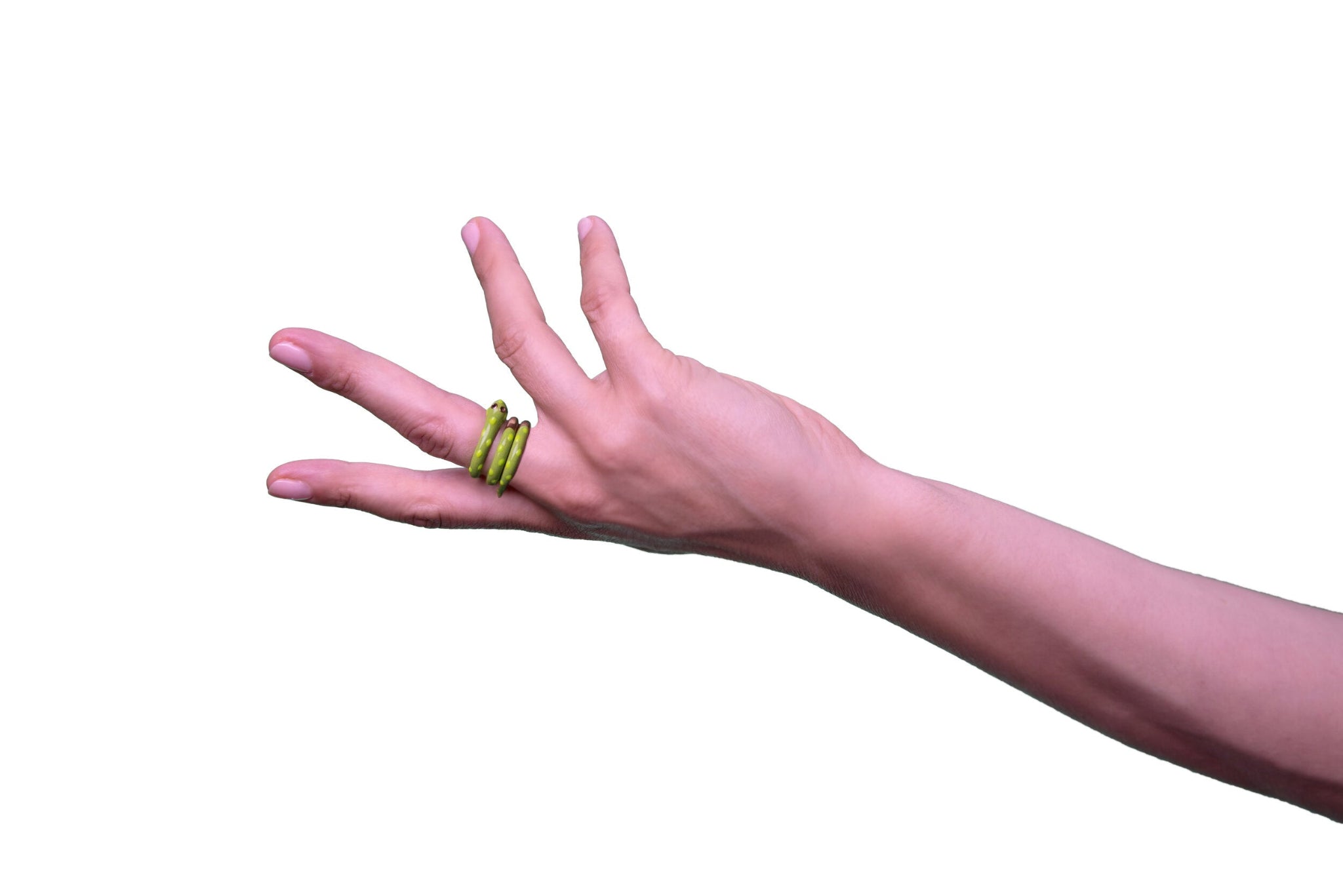 Eine Hand trägt am Mittelfinger einen dreiteiligen Ring der italienischen Schmuckdesignerin Chiara Bello in Form einer grünen Schlange mit gelben Punkten, goldenen Konturen und schwarzen Steinchen als Augen.