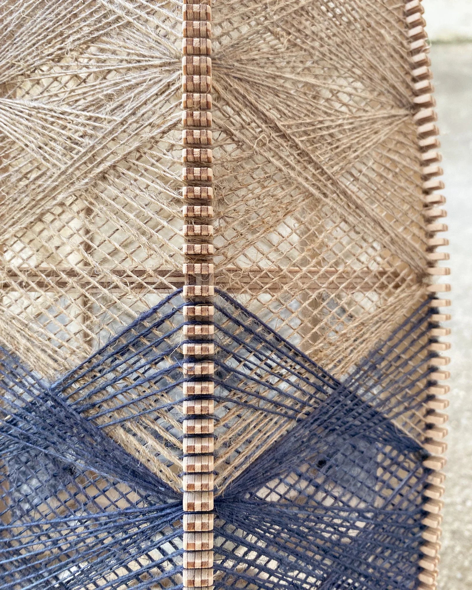 Detailaufnahme des Webmusters des Lampenschirms aus Birkenholz und Leinengarn in Beige und Anthrazit