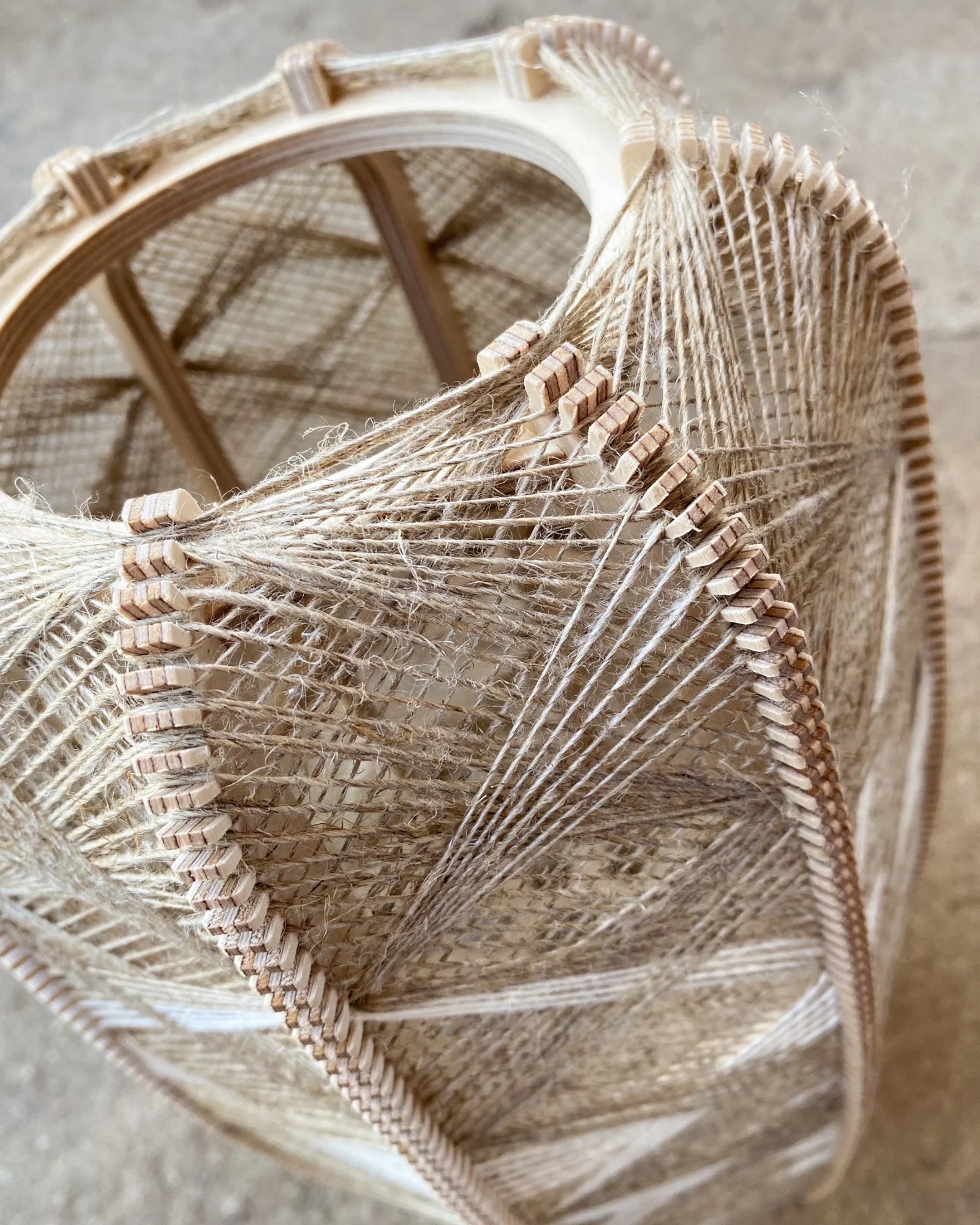 Detailaufnahme des gewebtem Lampenschirms aus Birkenholz und beigem Leinengarn