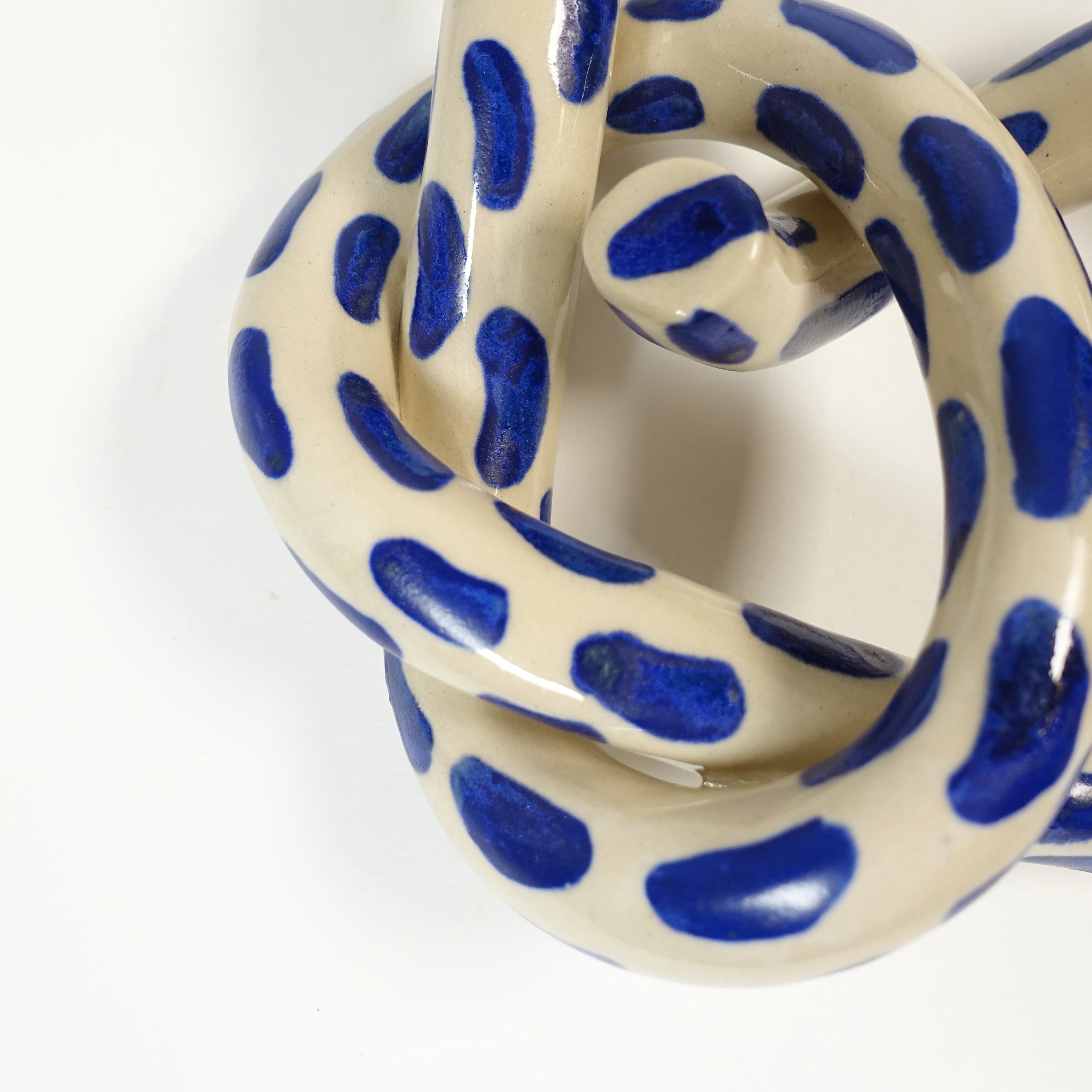 Wandskultur DOUBLE KNOT Vorderansicht, handgefertigtes Keramikobjekt von Alice Del Ferraro