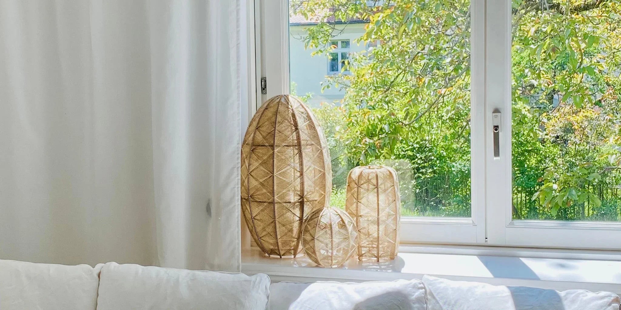 drei handgemachte Stehleuchte aus Birkenholz und Leinengarn der Kollektion Alentejo stehen auf einer Fensterbank