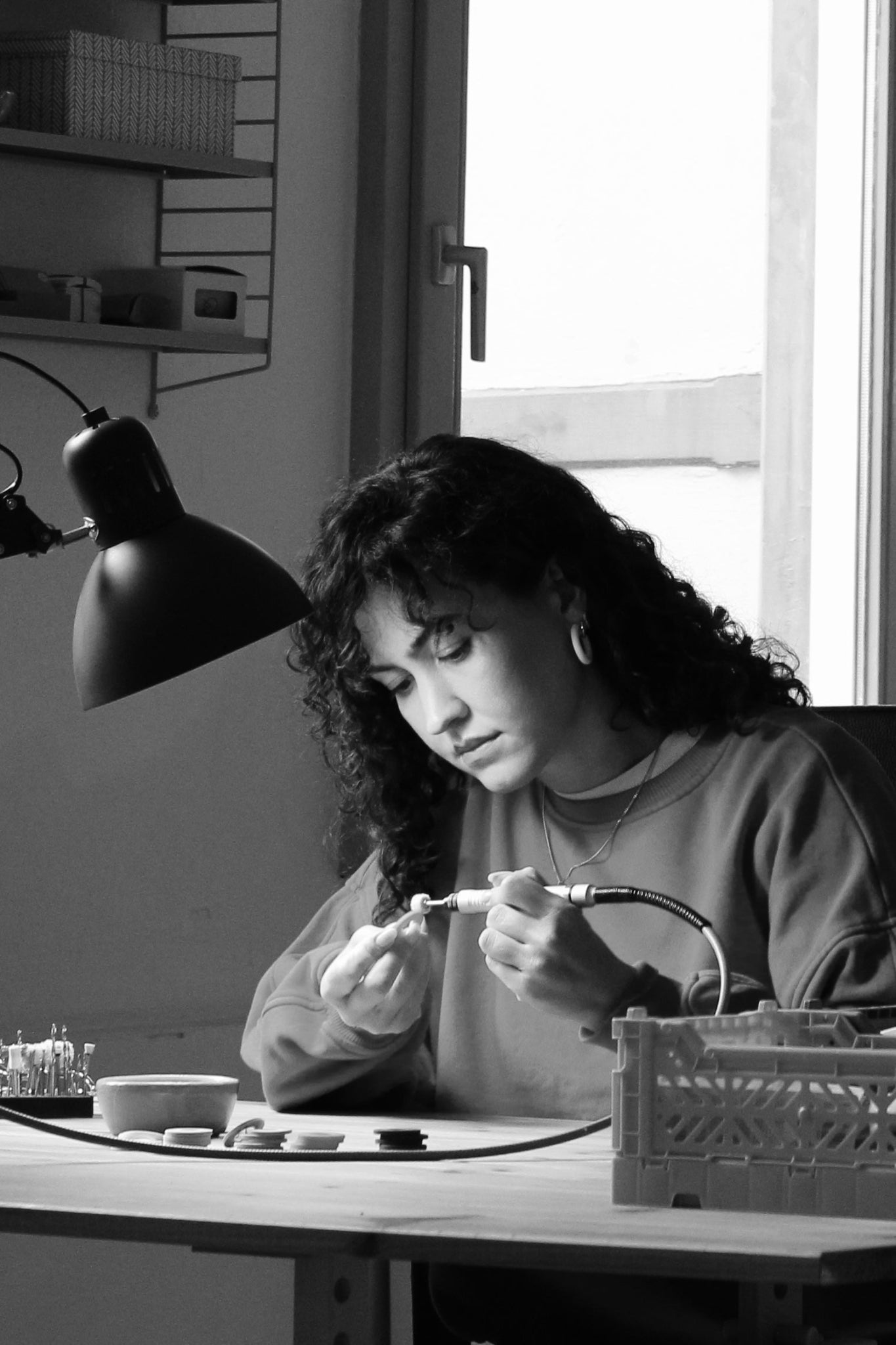 Schmuckdesignerin Alexandra Schütz arbeitet mit einem Dremel an der Politur eines Polymerton-Ohrrings in ihrem Atelier in Lörrach.