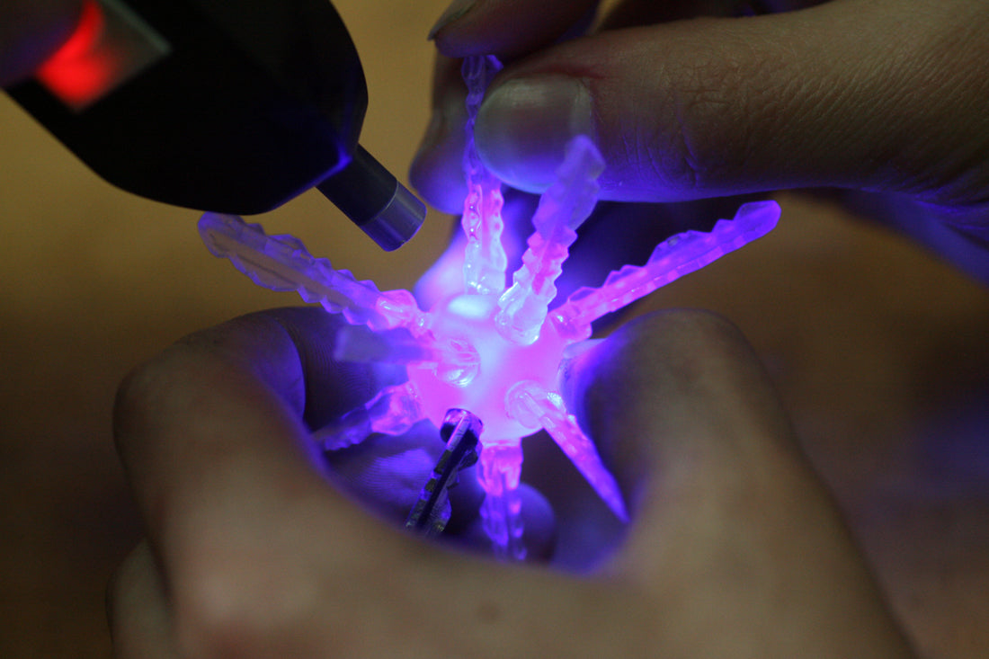 Die französische Goldschmiedin Annie Sibert arbeitet an einen Unikat, einem Kettenanhänger, der aus alten Schlüsselbärten eine Schneeflocke formt.