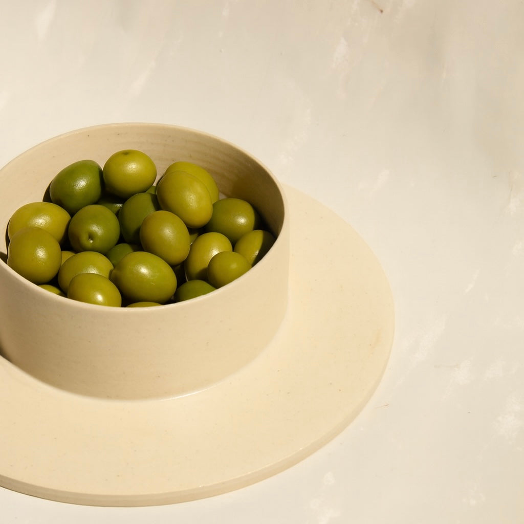 Der Kuchenteller/die Schale ROSA MORADA besteht aus einem zylindrischen Körper auf einer flachen Platte. Jenachdem, wierum man den Teller nutzt, ist er idel für Kuchen und Antipasti oder für eine kleine Vorspeisesuppe oder eine Panna Cotta.