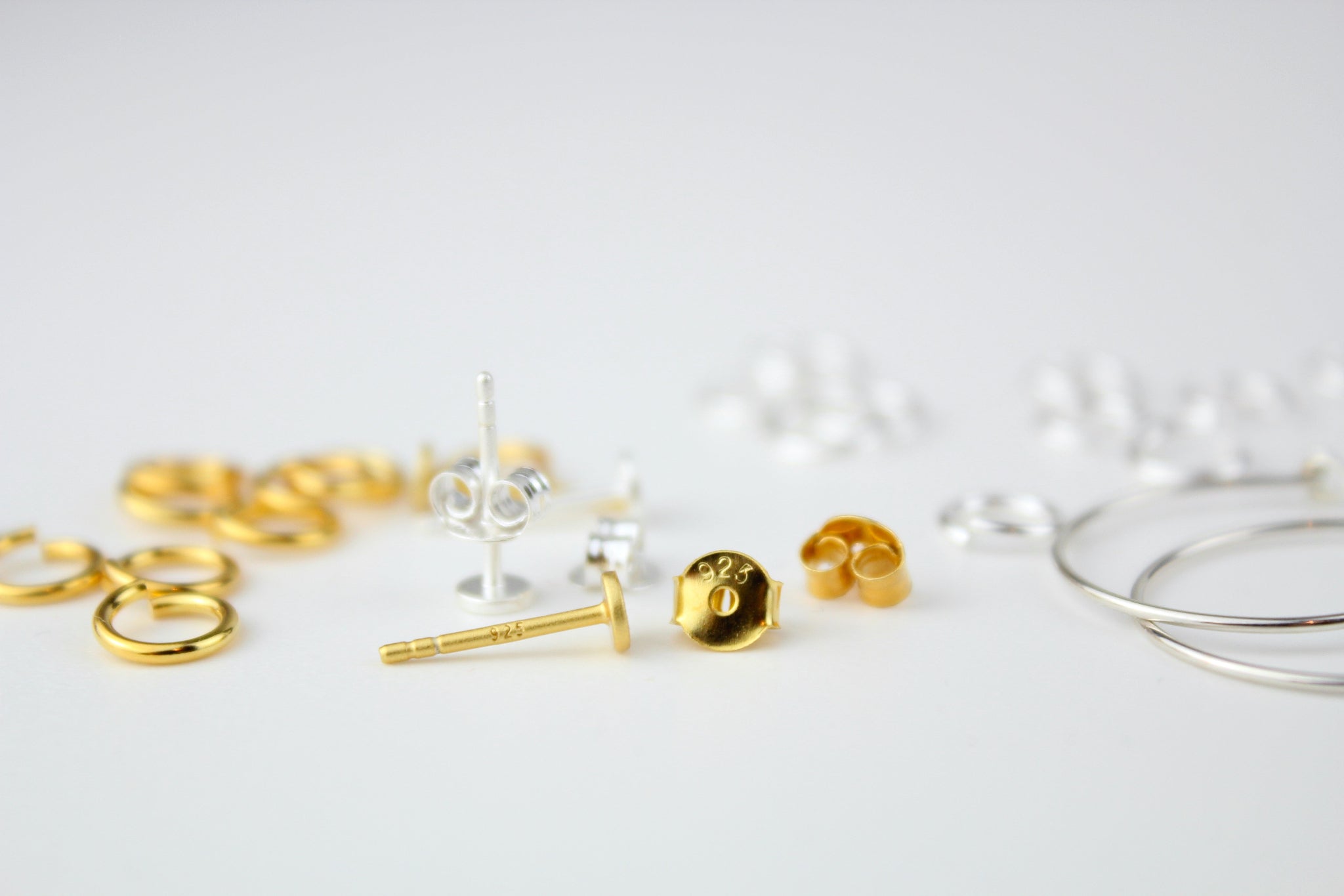 Nickelfreie Ohrring-Hardware aus 925er Sterlingsilber von atelier anda, darunter Stecker, Creolen, Verbindungsringe und Verschlüsse.