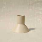 Der Becher TABLINO aus Keramik kann sowohl als kegelförmges Schälchen mit  zylindrischem Sockel für Tee genutzt werden, oder gewendet als Espressobecher mit kegelförmigen Fuss. 