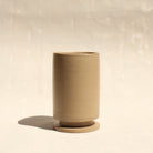 Ein Keramikbecher mit Deckel der genueser Künstlerin Martina Geroni