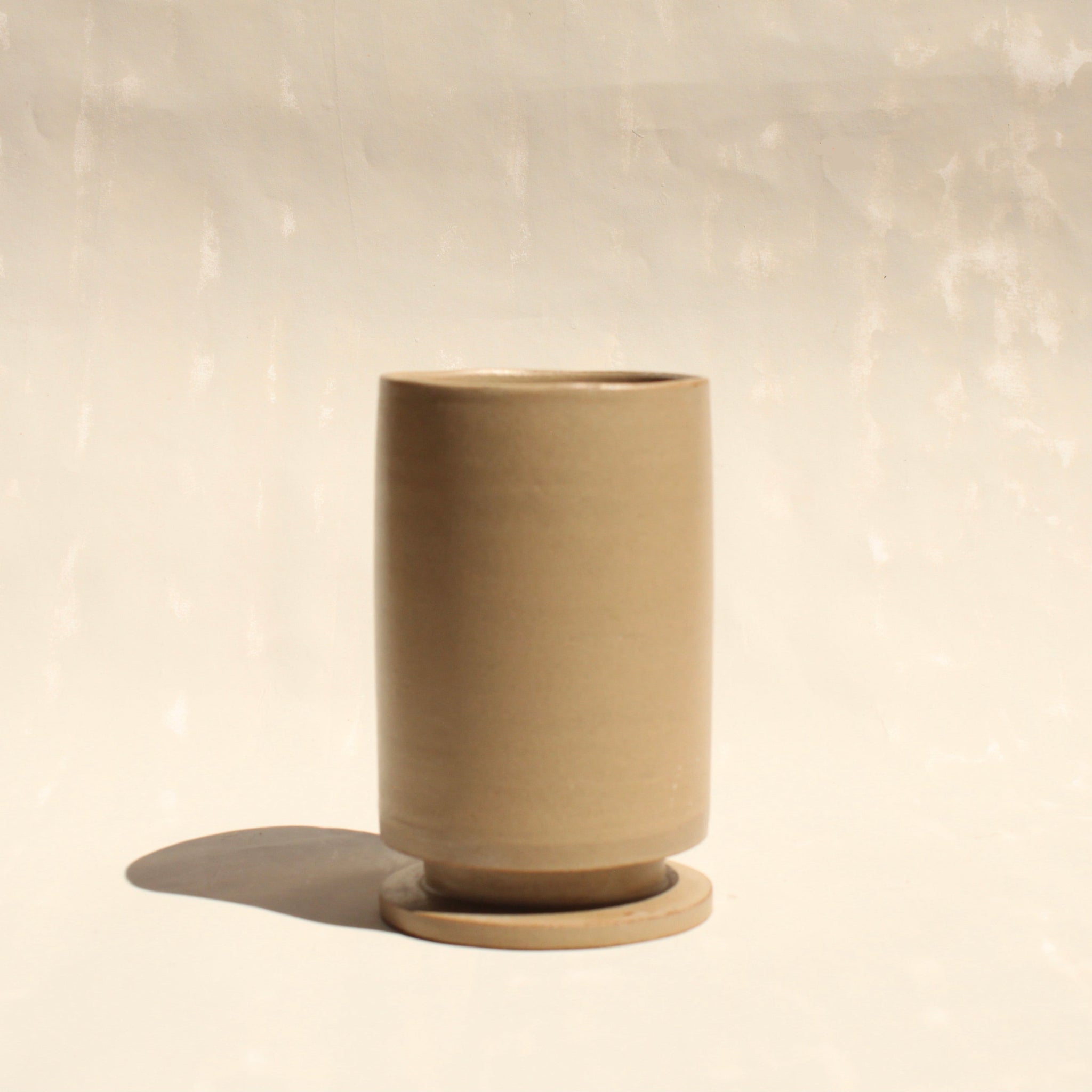 Ein Keramikbecher mit Deckel der genueser Künstlerin Martina Geroni