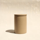 Ein Keramikbecher mit Deckel der genueser Künstlerin Martina Geroni