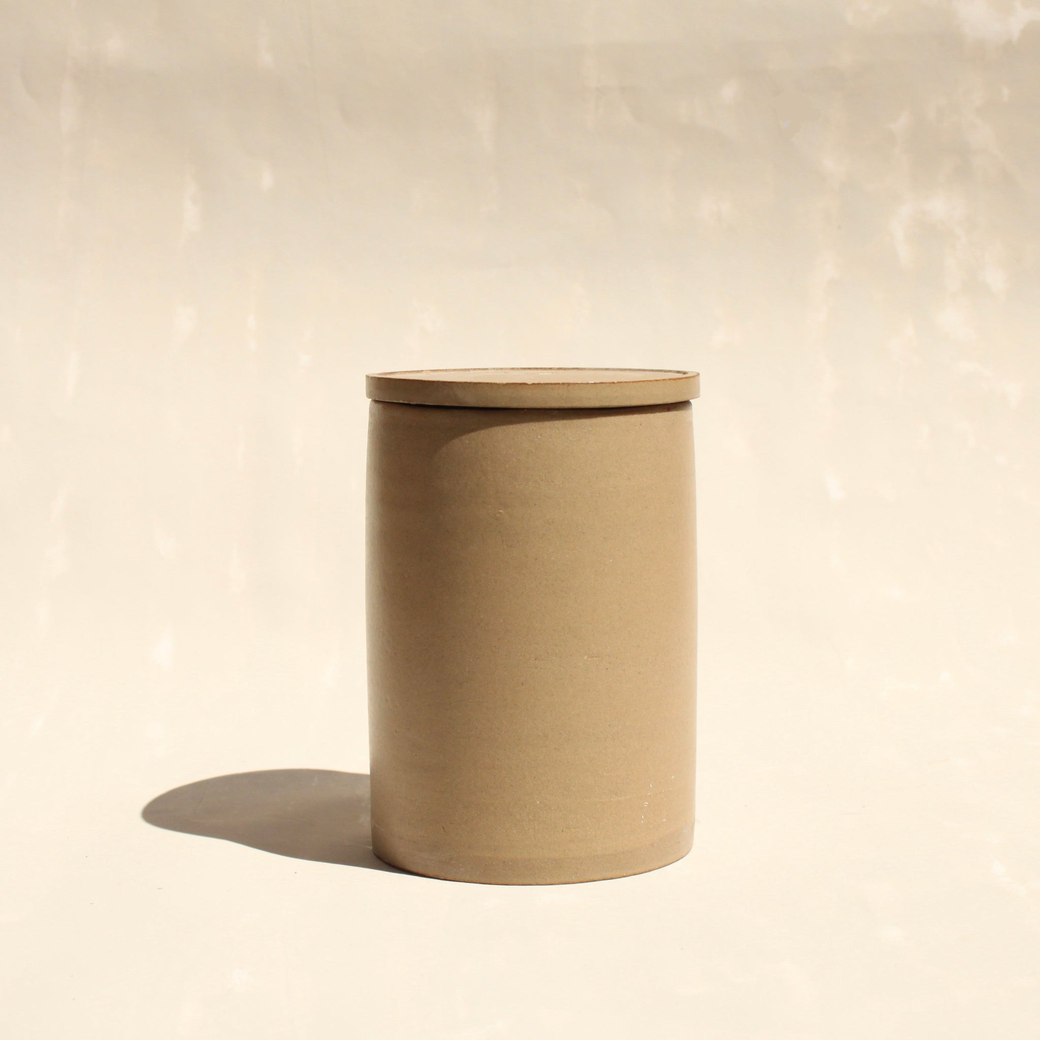 Ein Keramikbecher mit Deckel der genueser Künstlerin Martina Geroni