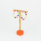 Handgefertigte Statement-Creolen aus Silber mit jeweils acht bunten Polymerton-Kugeln, präsentiert auf einem Holzständer vor hellem Hintergrund.