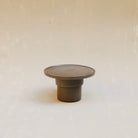 Modularer Espressobecher mit Schälchen aus der Kollektion ROSA MORADA von Martina Geroni in der Tonfarbe Buccia di Zenzero, handgefertigt aus Steingut, als kleine Geschirrskulptur arrangiert.