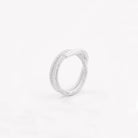 Ein silberner Fingerring, der aussieht wie ein Haargummi, den man sich um den Finger wickelt - gefertigt von der Straßburger Goldschmiedin Annie Sibert.