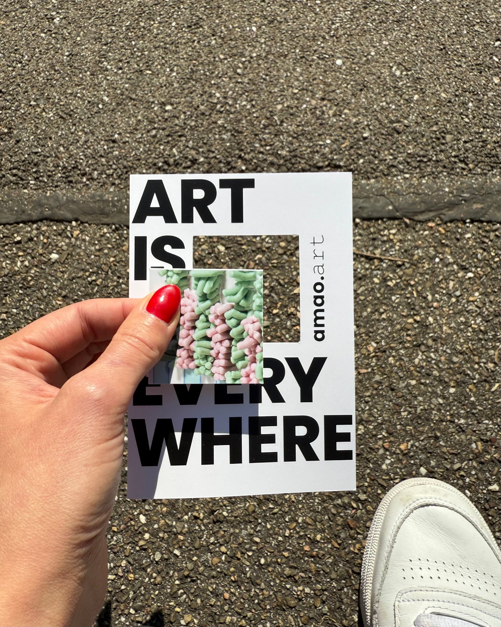 Schritt 1 der Anleitung zum Fotowettbewerb: aus dem Flyer wird das vorperforierte Quadrat in der Mitte herausgelöst.