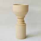 Gestapelte Geschirrskulptur Caramella aus der Kollektion ROSA MORADA von Martina Geroni in der Tonfarbe Miele, bestehend aus Espressotasse mit Untertasse, Becher und Schale aus handgefertigtem Steingut.