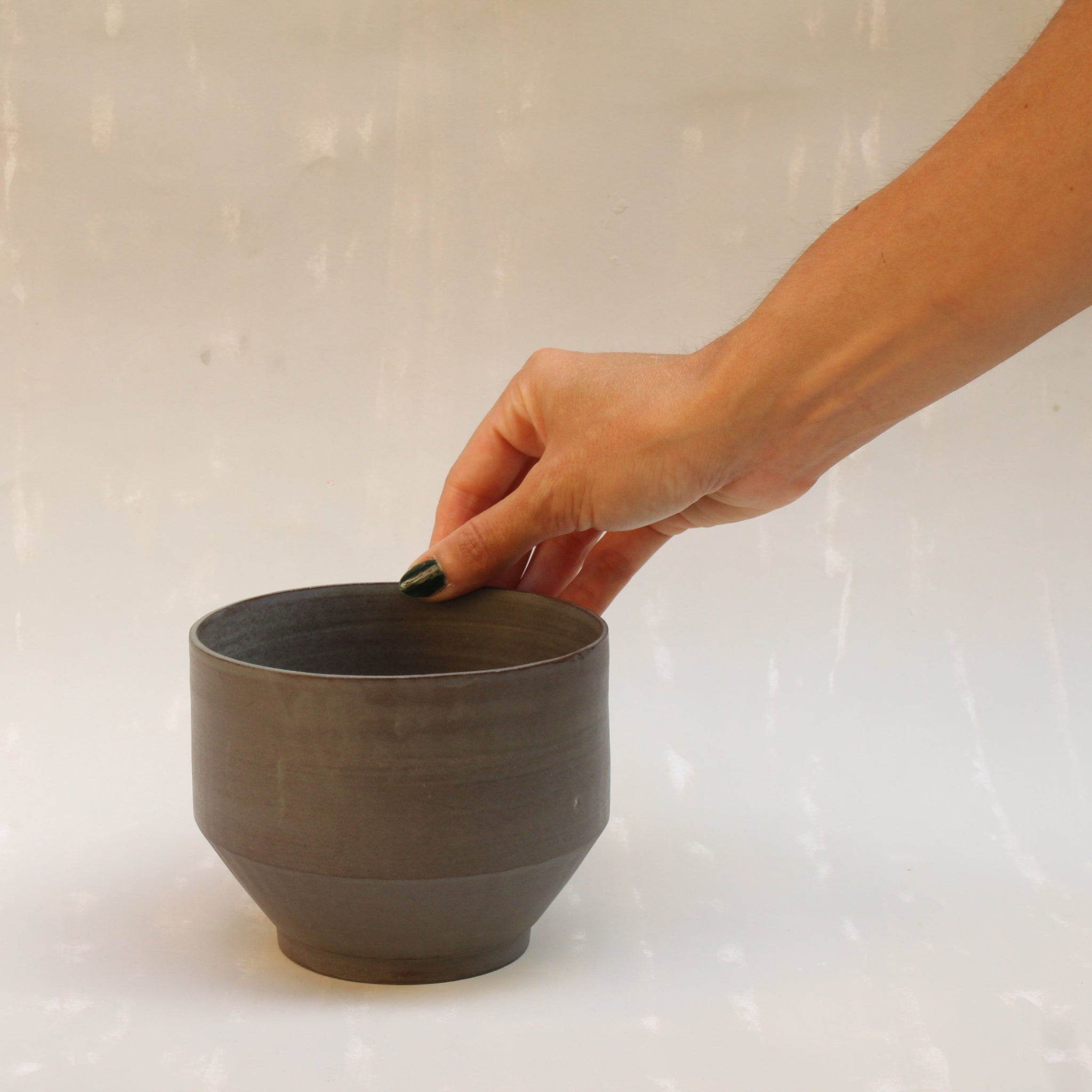 Ein kleines Schälchen oder ein kleiner Kaffeebecher aus Keramik der genueser Künstlerin Martina Geroni