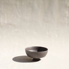 Das abnehmbare Schälchen der Karaffe AIRONE aus Keramik, das Schölchen dienst auch als Fuss der Karaffe.